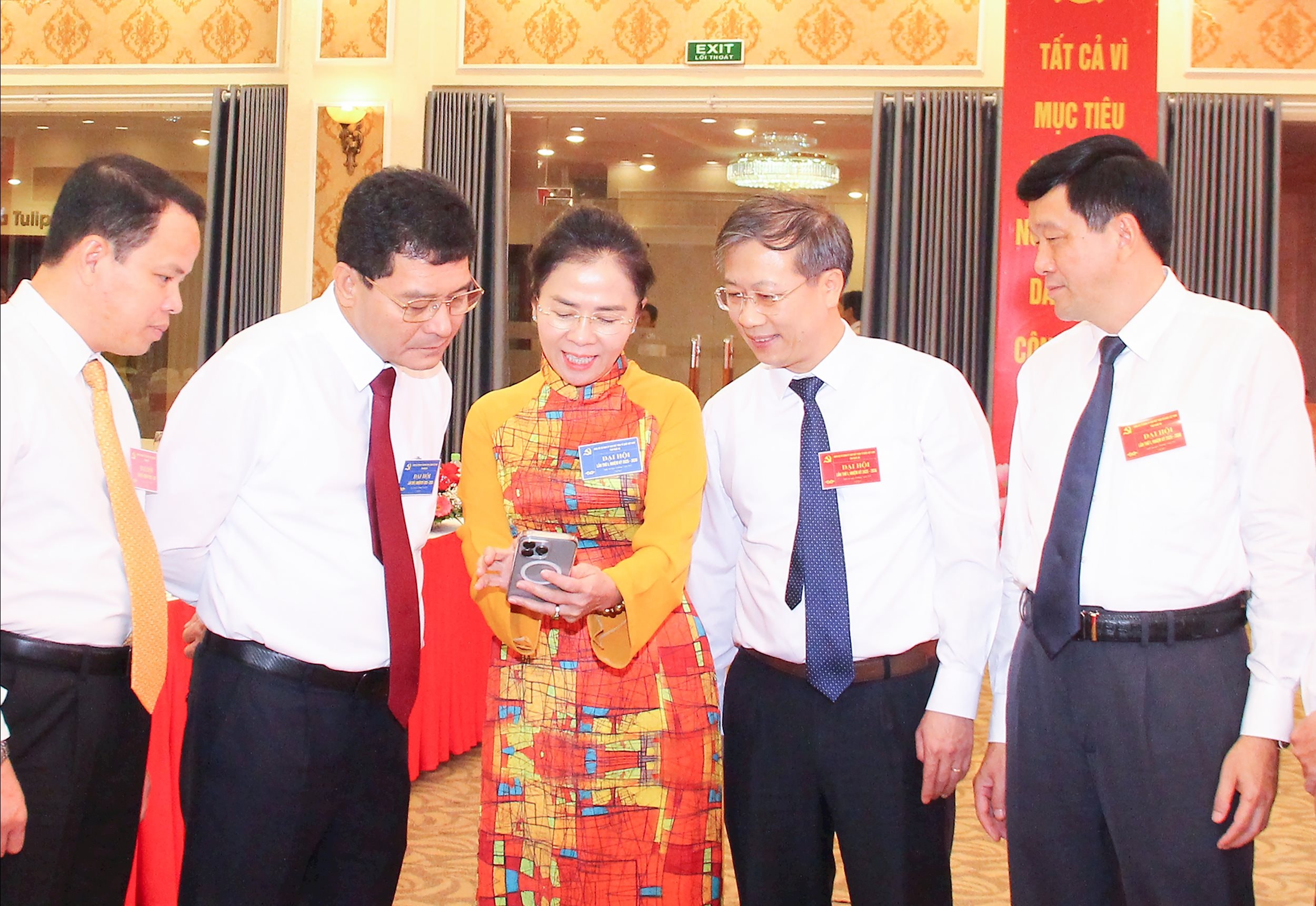 Đồng chí Võ Thị Minh Sinh chia sẻ về công tác chuyển đổi số của cơ quan Uỷ ban MTTQ tỉnh. Ảnh Mai Hoa