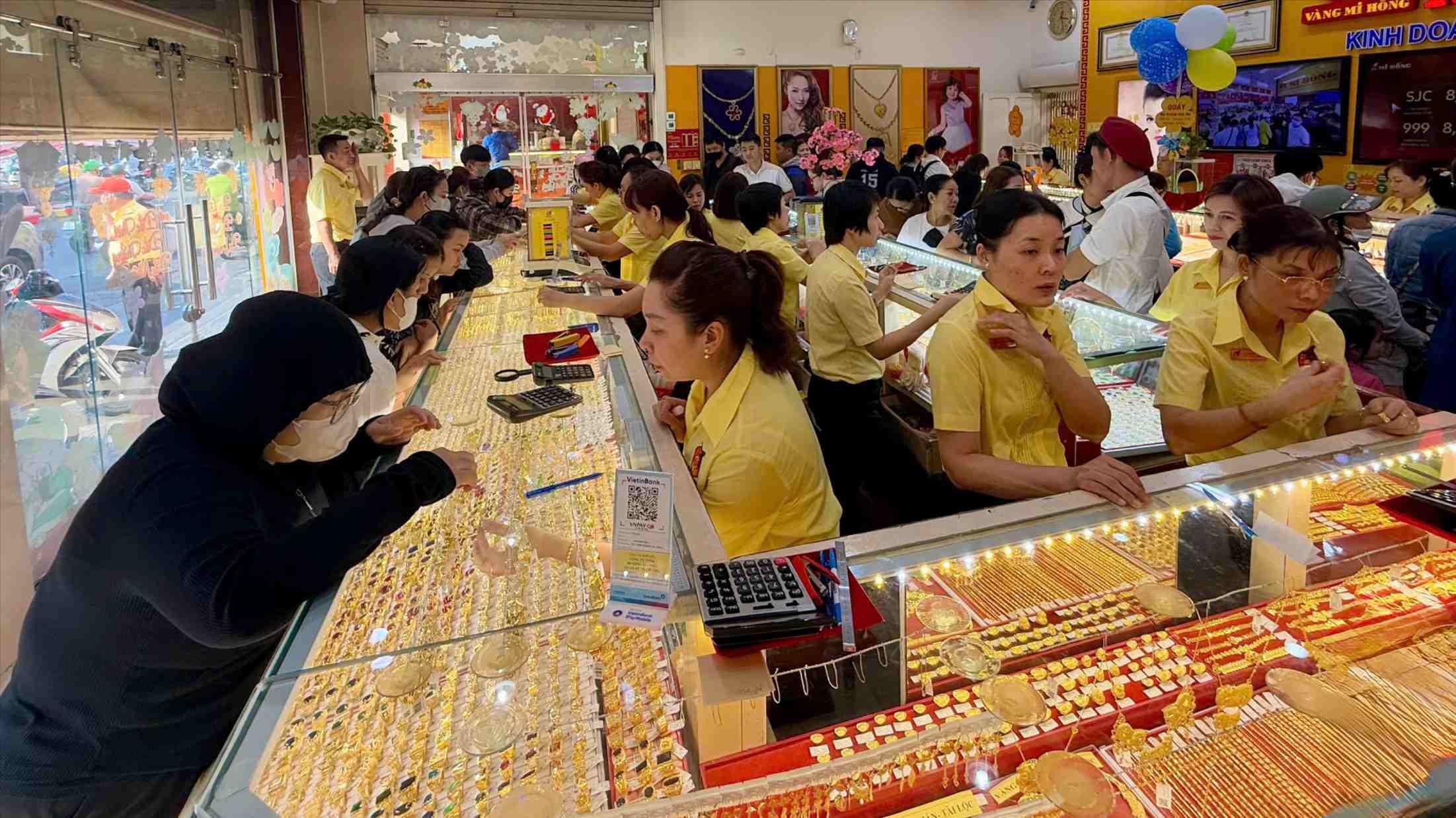 Giá vàng ngày 12/8: Giá vàng trong nước và thế giới giảm sâu hiếm có, nhiều người bán cắt lỗ