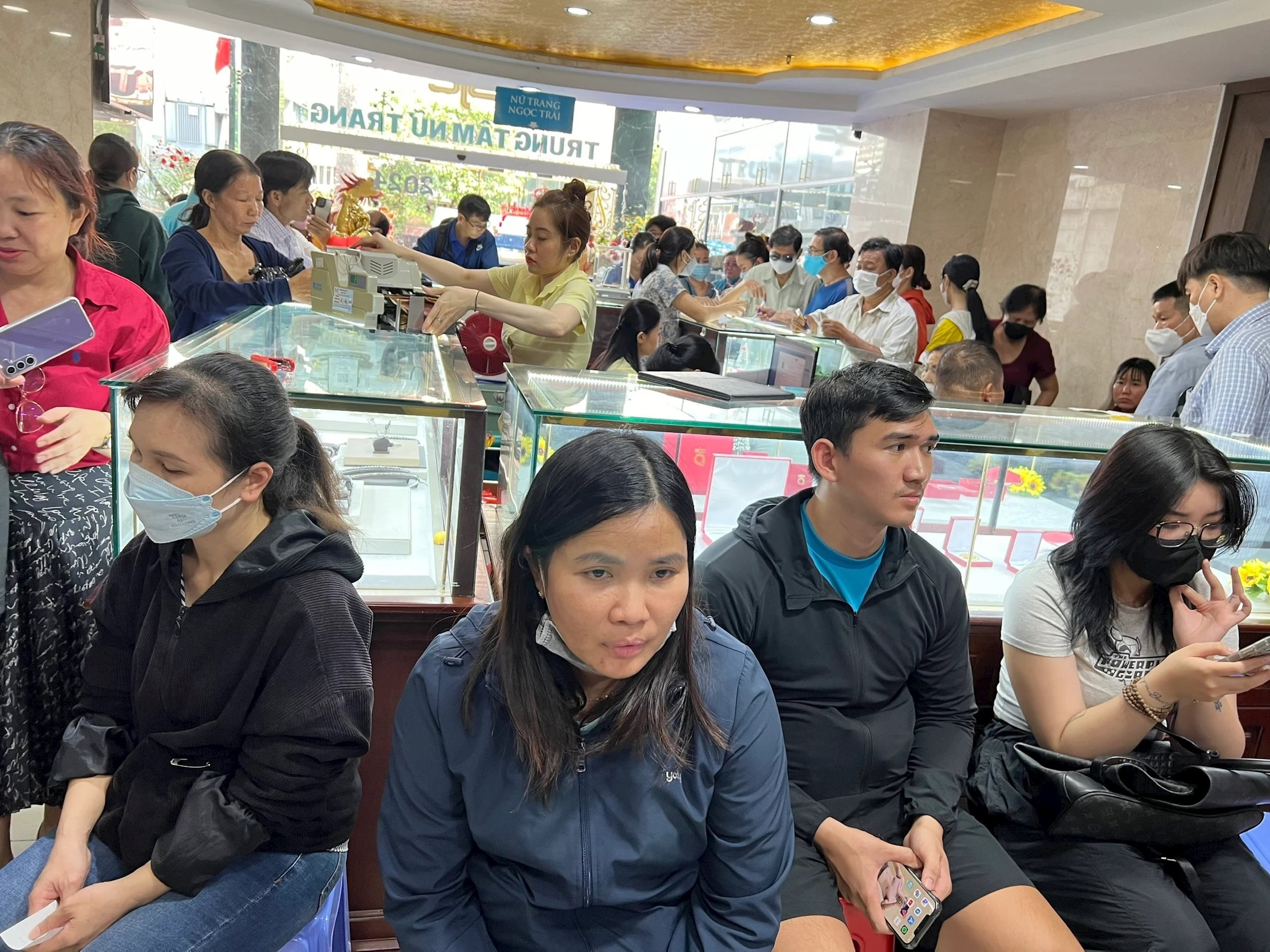 Giá vàng hôm nay 13/8: Giá vàng nhẫn trong nước và thế giới tăng nhẹ nhưng bị bán cắt lỗ hơn 3 triệu đồng
