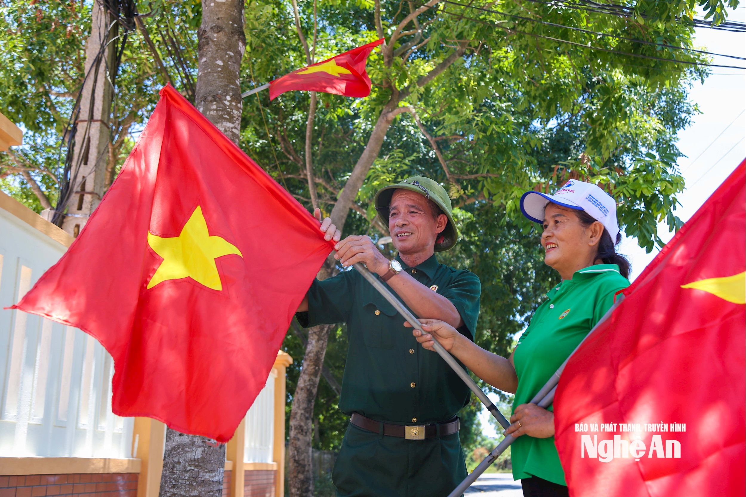 Ông Chế Đình Tân (bên trái) – Chi hội trưởng Chi hội Cựu chiến binh khối Nghi Thu 2, phường Nghi Thu, thị xã Cửa Lò, tỉnh Nghệ An – chia sẻ “Những ngày lễ lớn của đất nước, bà con trong khối đều thể hiện tinh thần yêu nước, l (1)