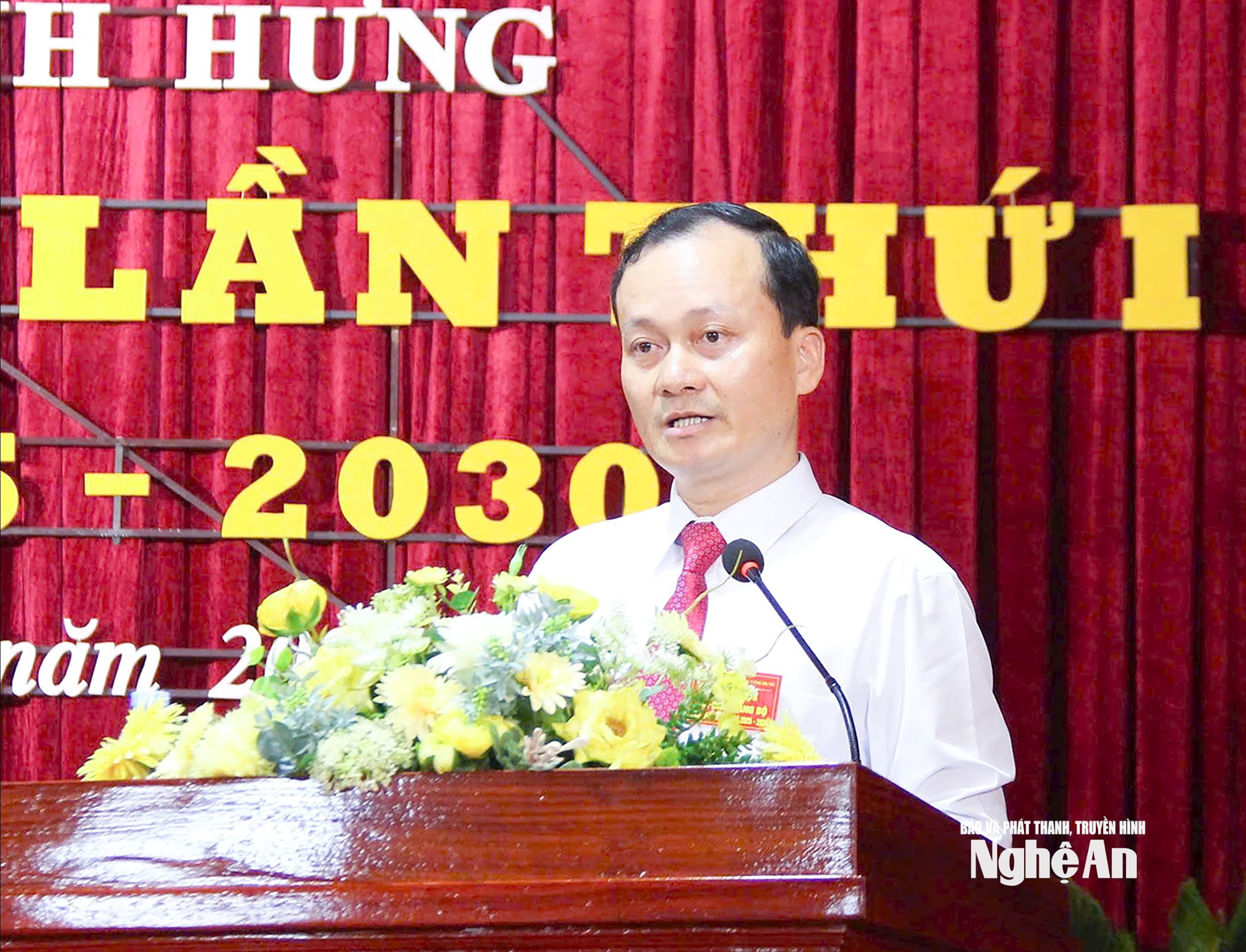 Đồng chí Chu Hữu Bằng - Bí thư Đảng uỷ, Chủ tịch HĐND phường Vinh Hưng tiếp thu ý kiến chỉ đạo từ Tổ công tác của Ban Thường vụ Tỉnh ủy để đưa vào Nghị quyết Đại hội, đưa phường Vinh Hưng phát triển đạt chuẩn văn minh, hiện đại. Ảnh: Mai Hoa