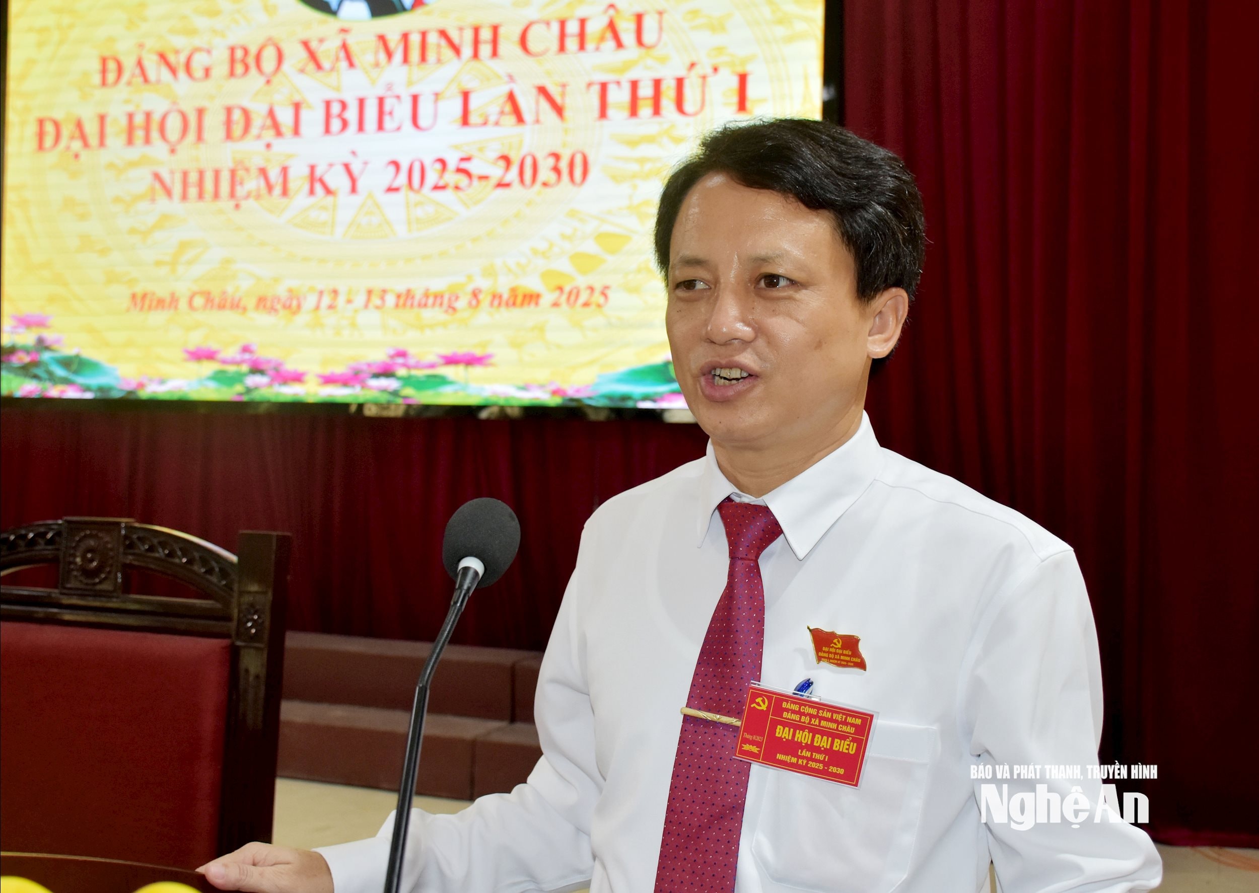 Đồng chí Nguyễn Anh Tuấn- Phó Bí thư Thường trực Đảng ủy xã Minh Châu trình bày báo cáo chính trị trình Đại hội. Ảnh: Thu Hươn