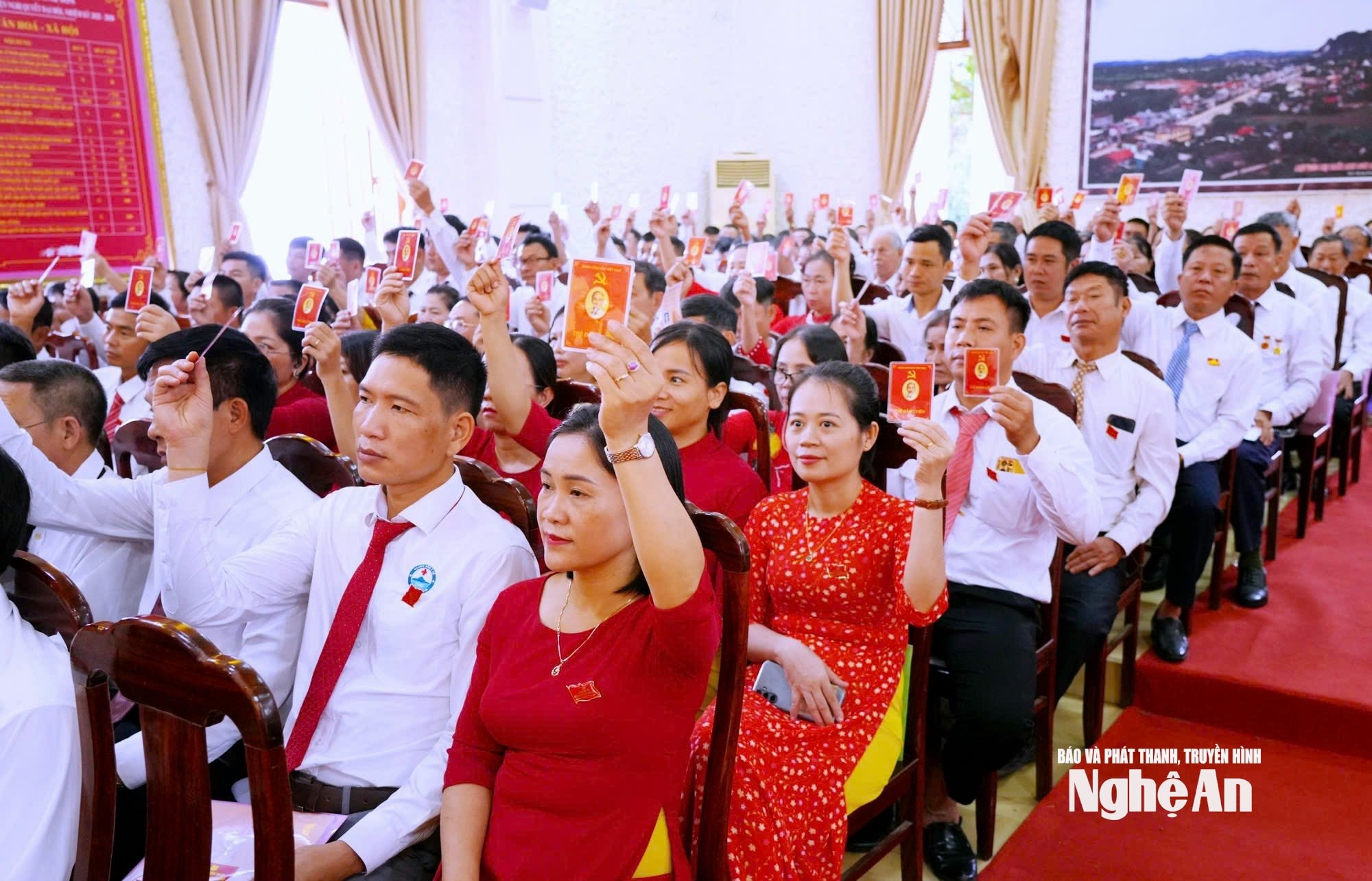 Các đại biểu biểu quyết thông qua Dự thảo Nghị quyết đại hội. Ảnh: T.L