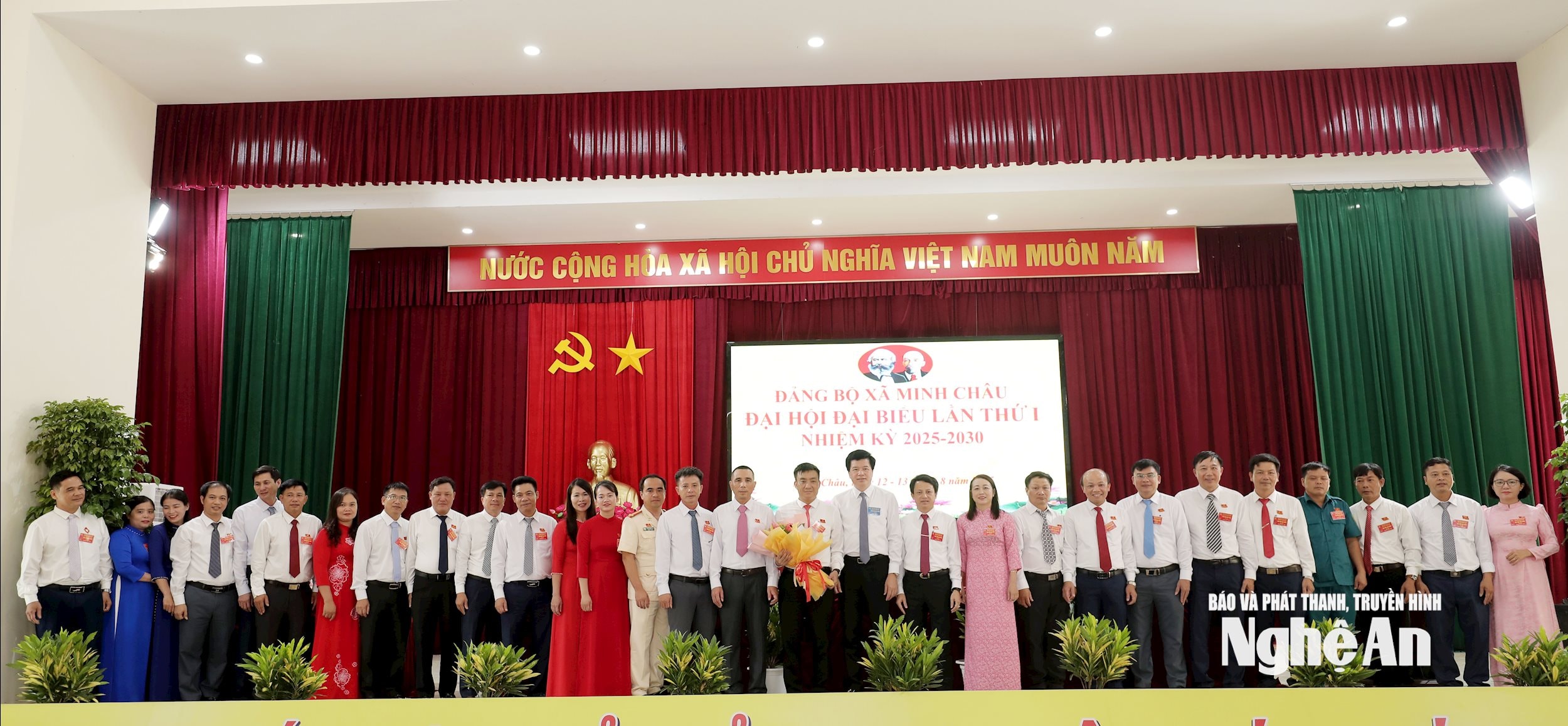 tỉnh tặng hoa chúc mừng 33 đồng chí được chỉ định tham gia Ban Chấp hành Đảng bộ xã Quỳnh Văn, nhiệm kỳ 2025 - 2030.