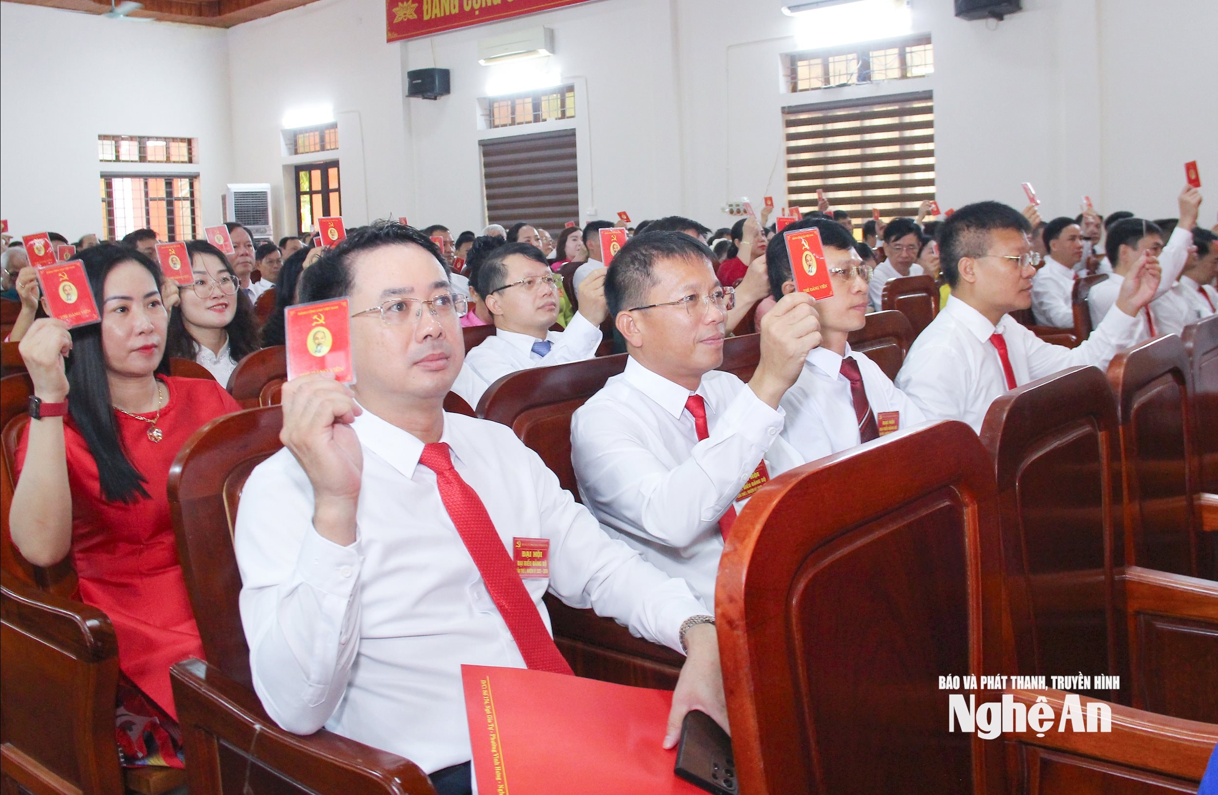 Các đảng viên biểu quyết về báo cáo thẩm tra t