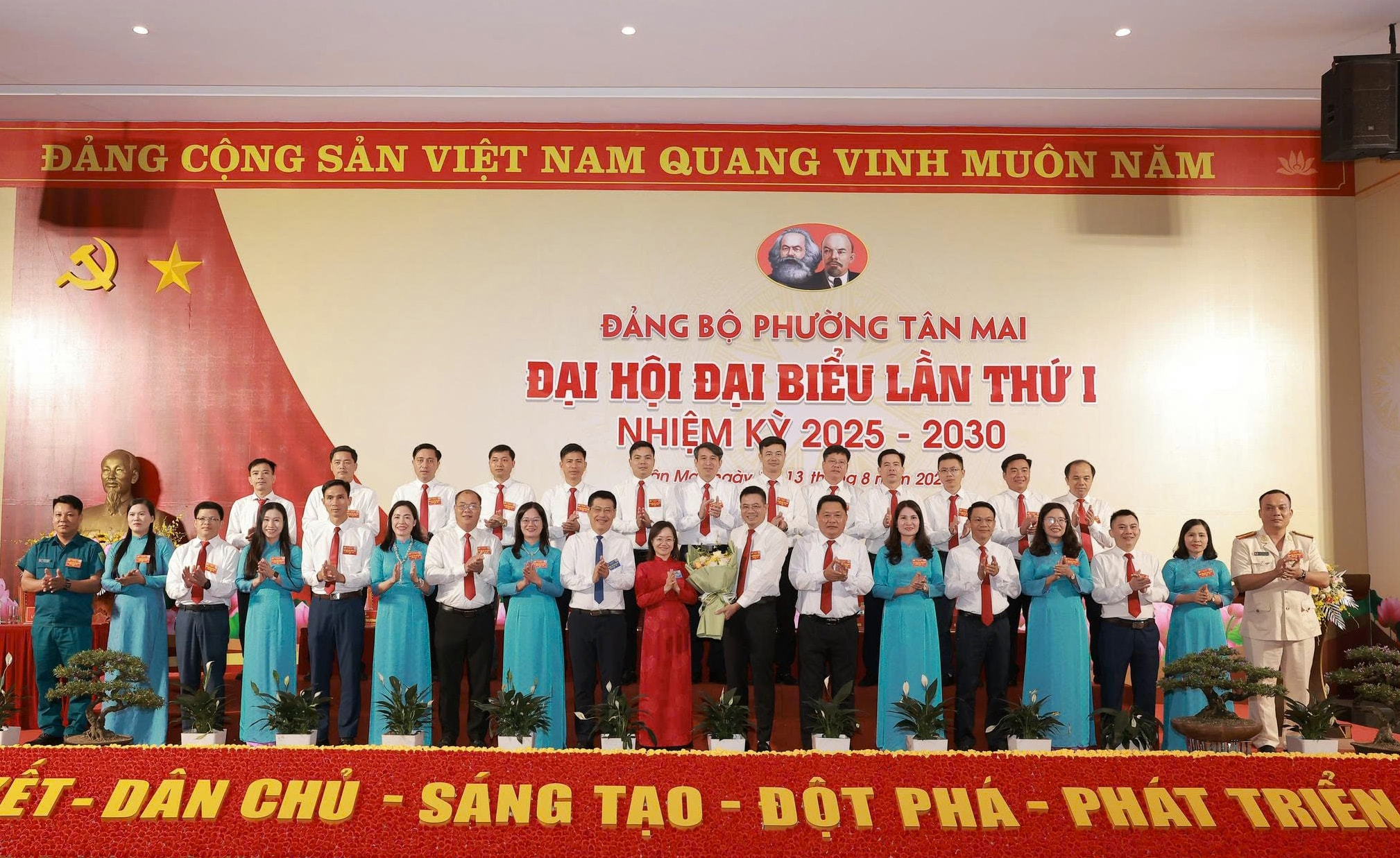 chị chung tặng hoa