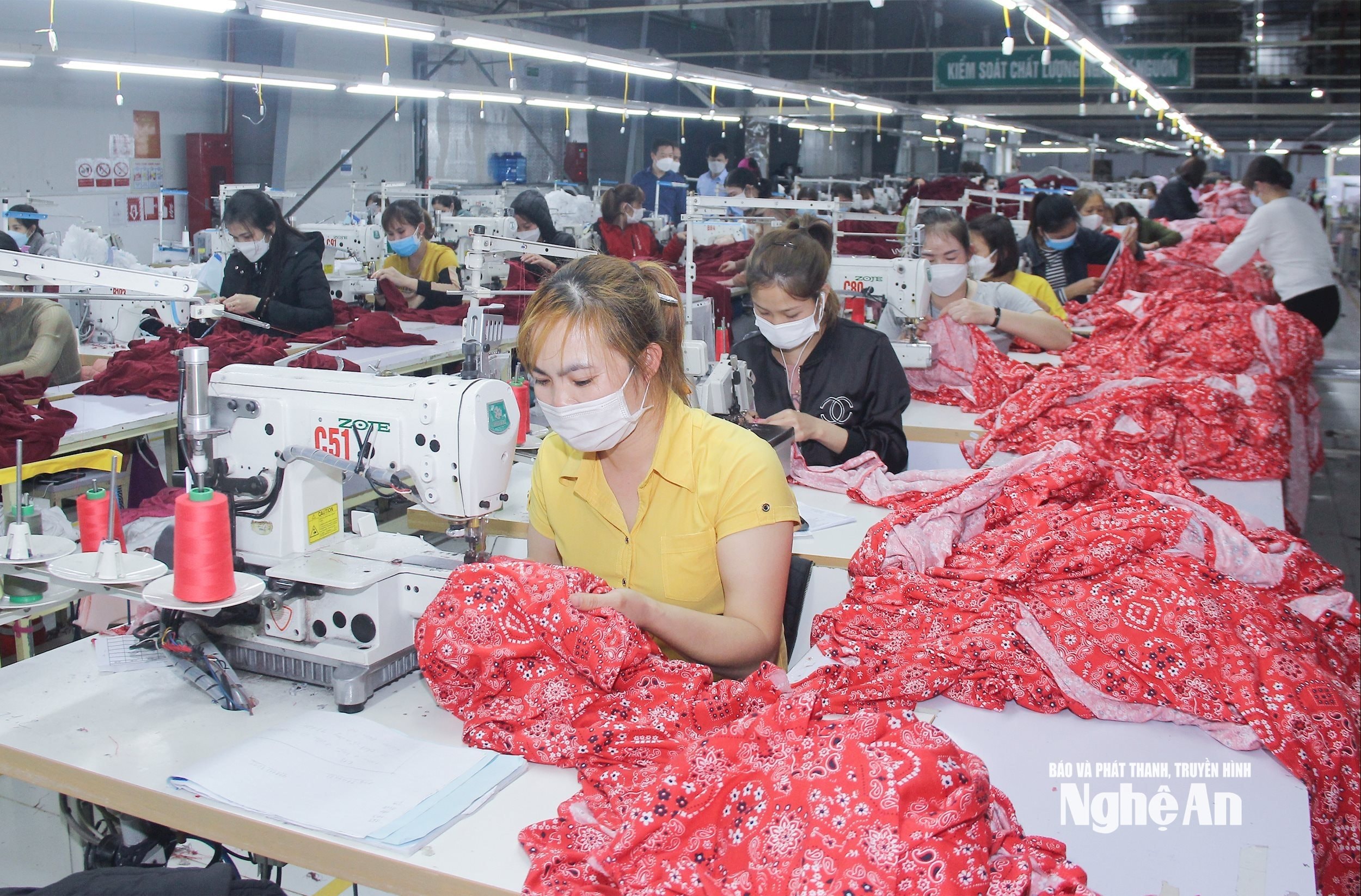  Cơ sở sản xuất may tại Cụm công nghiệp Nghĩa Mỹ. Ảnh- Mai Hoa
