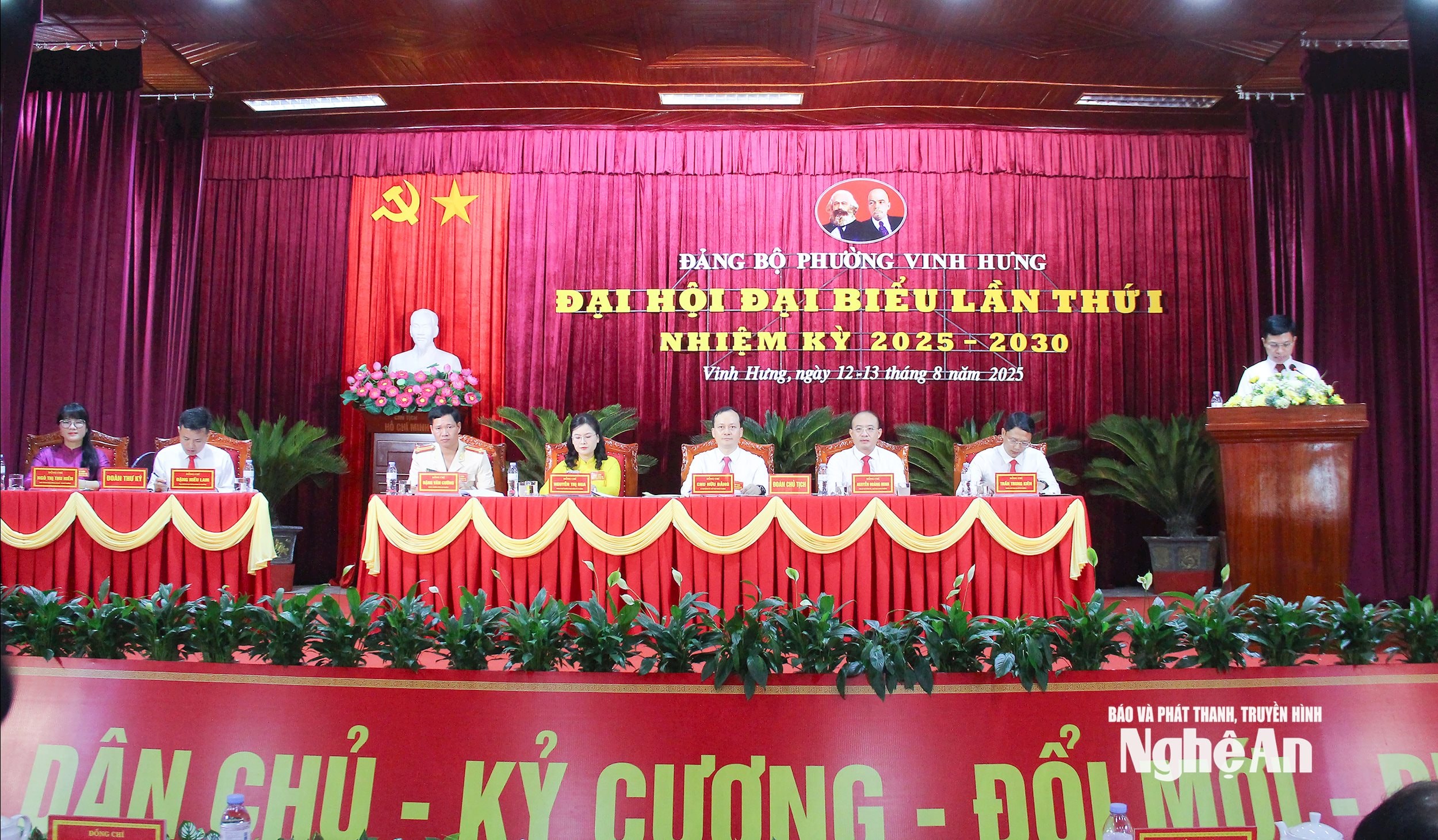 Đoàn Chủ tịch và Thư ký Đại hội. Ảnh Mai Hoa