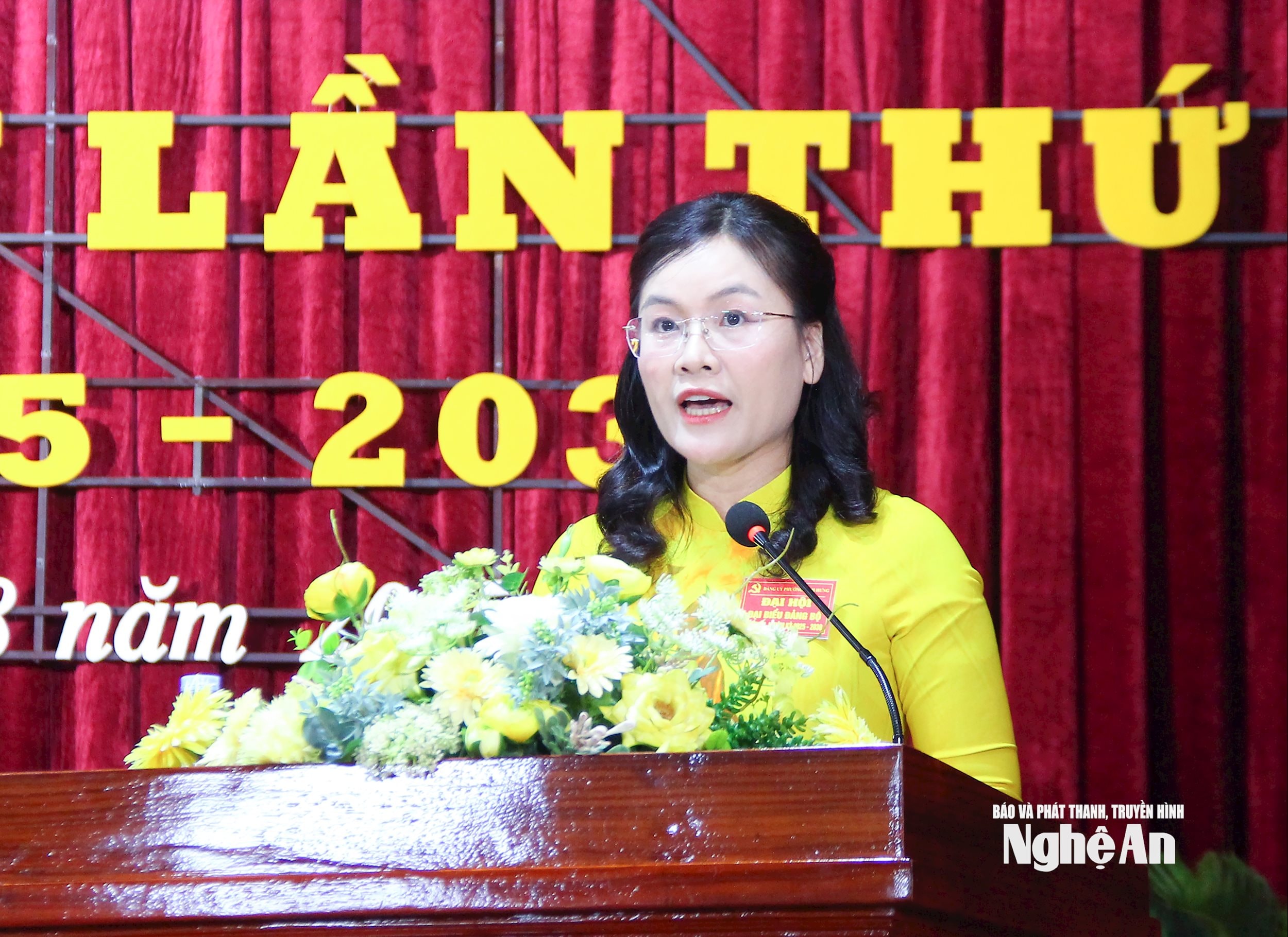 Đồng chí Nguyễn Thị Nga - Phó Bí thư Thường trực Đảng uỷ phường trình bày báo cáo chính trị tại Đại hội. Ảnh- Mai Hoa