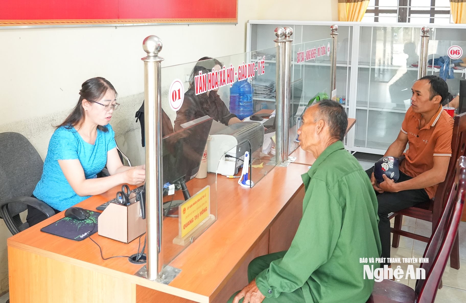 Cán bộ Trung tâm phục vụ hành chính công xã Tri Lễ hỗ trợ ông Ngân Văn Hoạt thực hiện thủ tục trợ cấp hưu trí xã hội