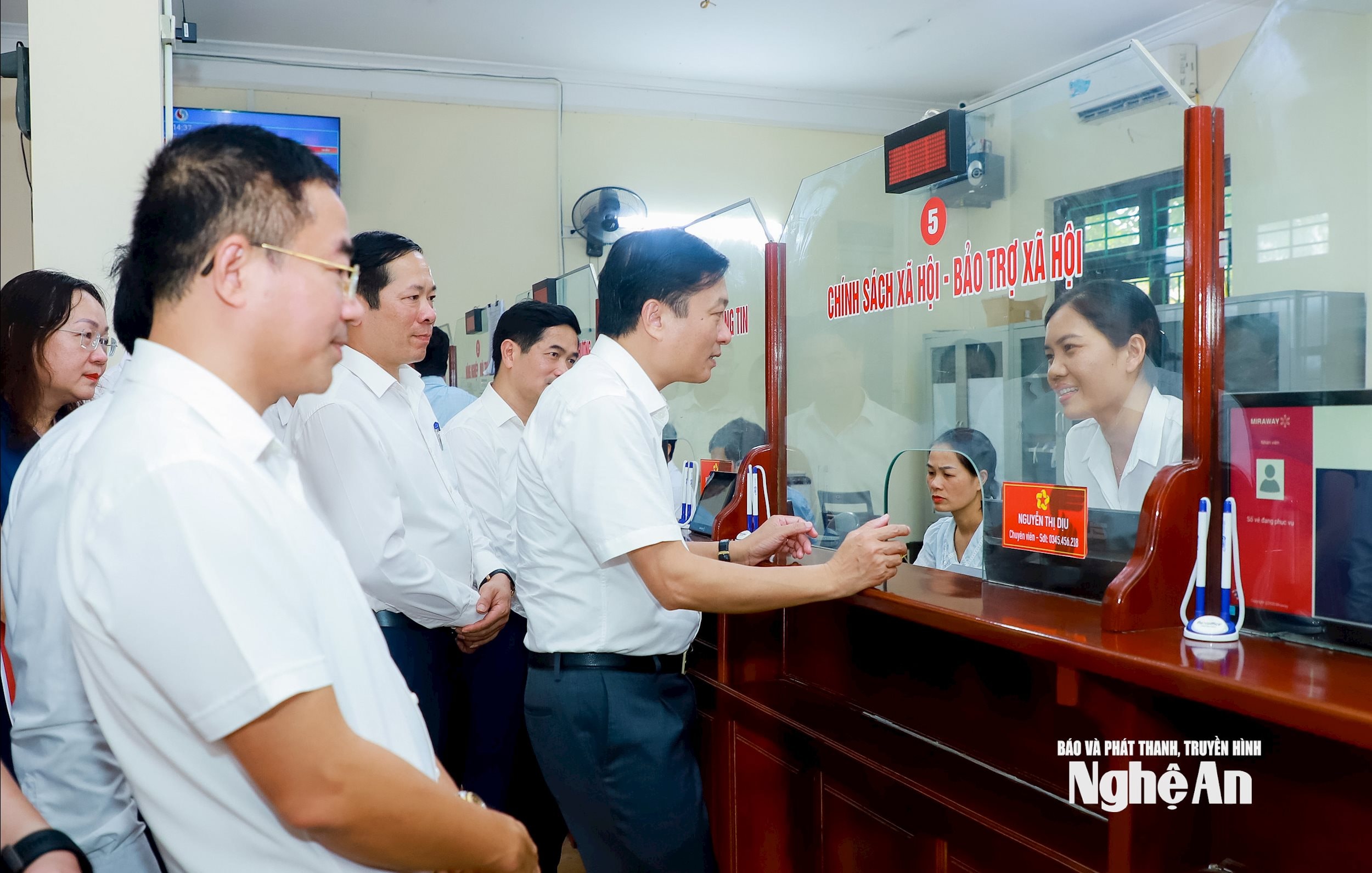 Chủ tịch UBND tỉnh Lê Hồng Vinh kiểm tra vận hành chính quyền địa phương 2 cấp tại xã Vạn An. Ảnh Thành Duy
