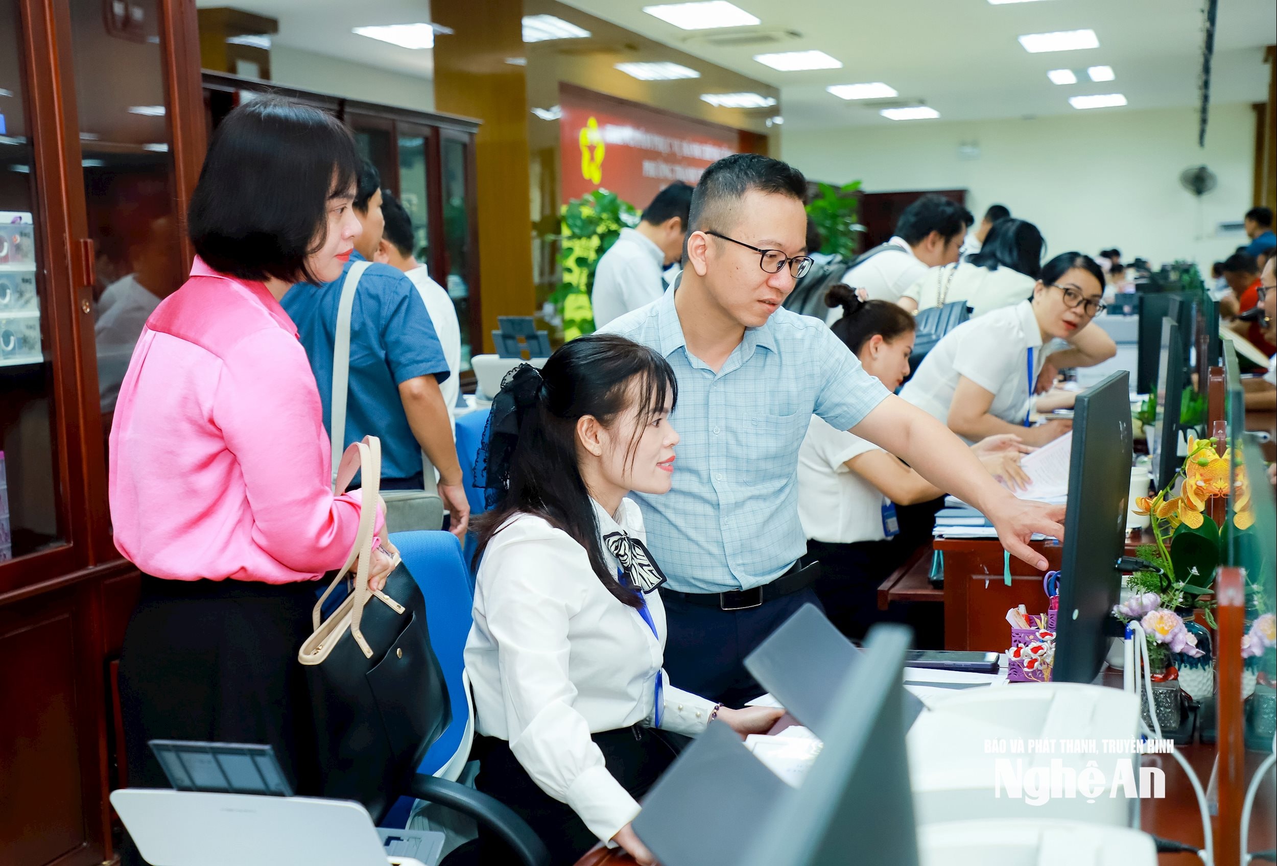 Đoàn công tác Bộ Khoa học và Công nghệ kiểm tra tại Trung tâm phục vụ hành chính công phường Thành Vinh. Ảnh Thành Duy