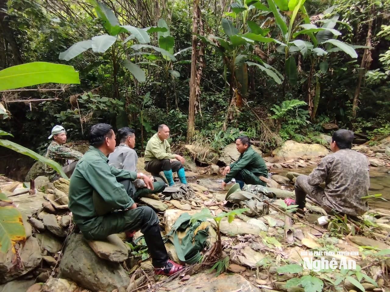 Đoàn 'săn ảnh' dừng chân nghỉ ngơi bên bờ suối.