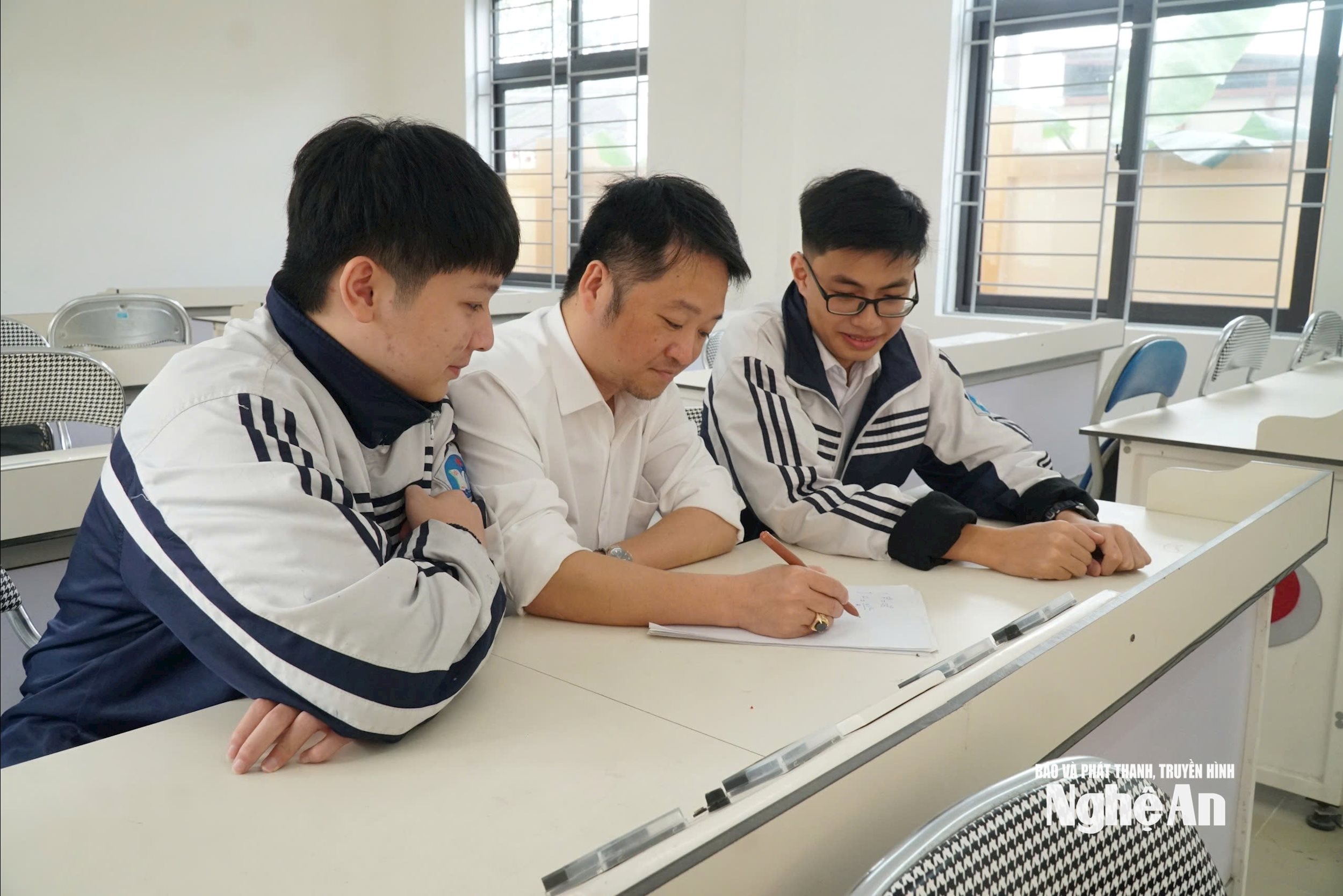 Giáo viên và học sinh