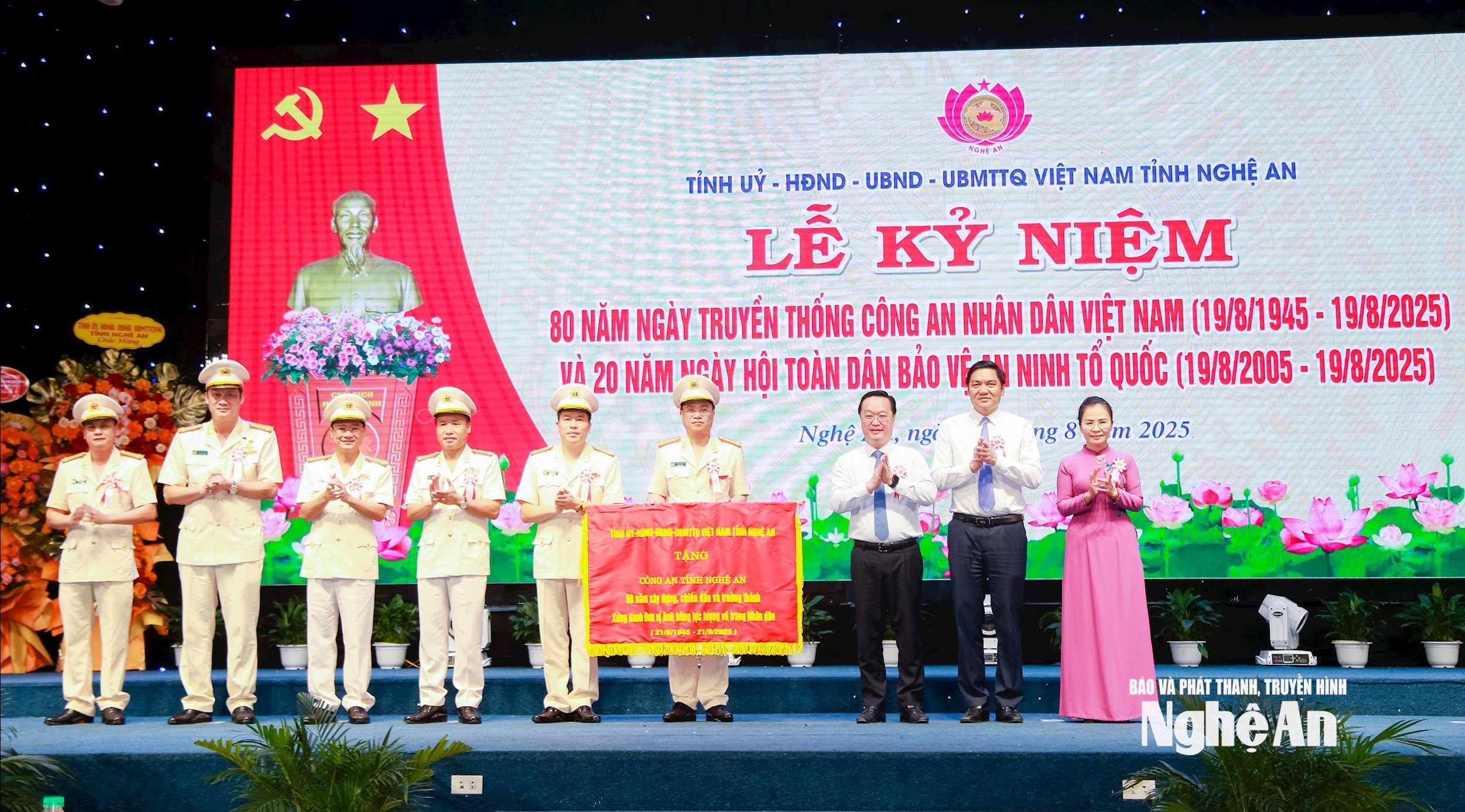 Nghệ An trọng thể kỷ niệm 80 năm ngày truyền thống lực lượng CAND và 20 năm ngày hội toàn dân bảo vệ ANTQ