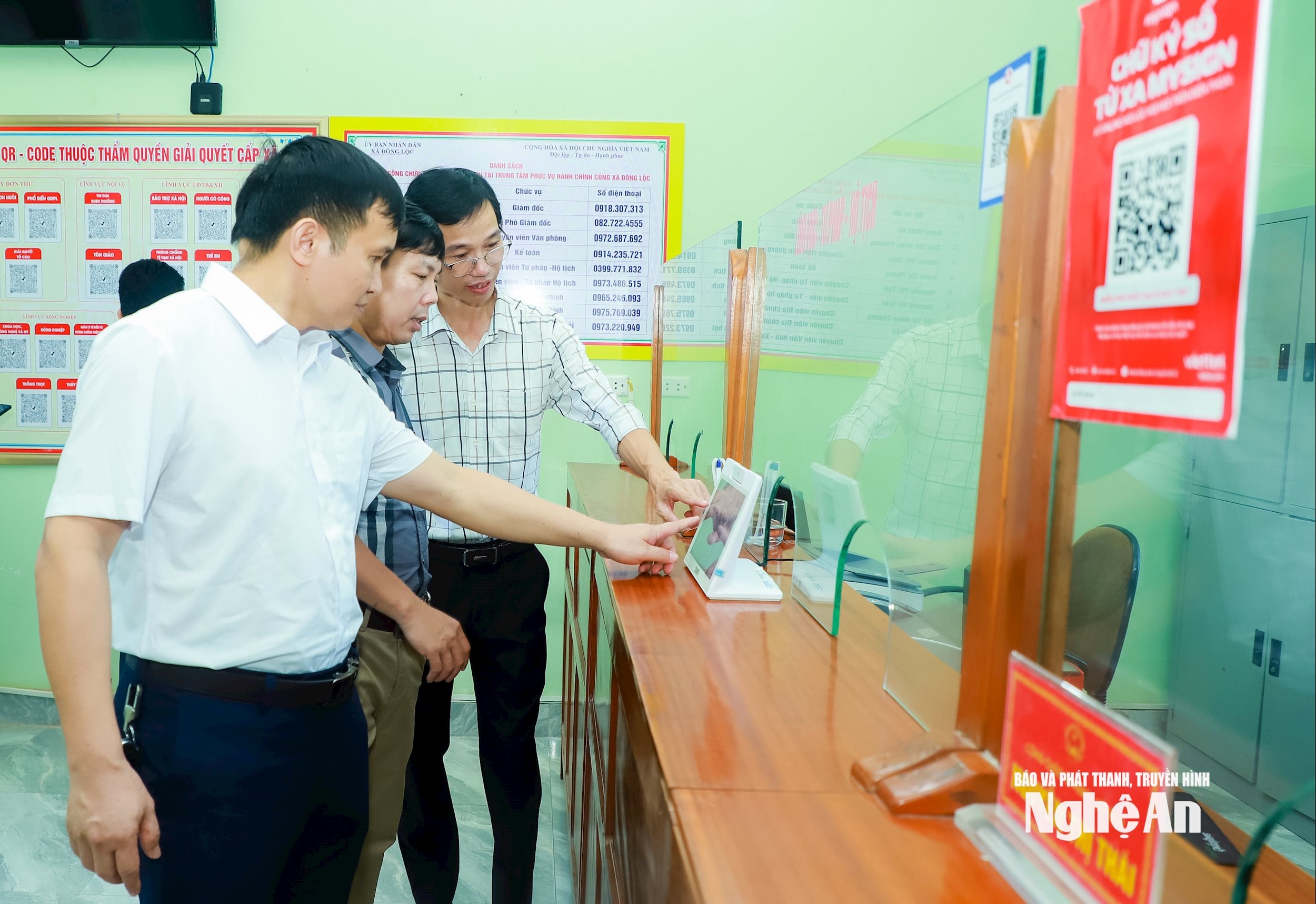 Lãnh đạo và cán bộ Sở Khoa học và Công nghệ kiểm tra hỗ trợ tại Trung tâm phục vụ hành chính công xã Đông Lộc