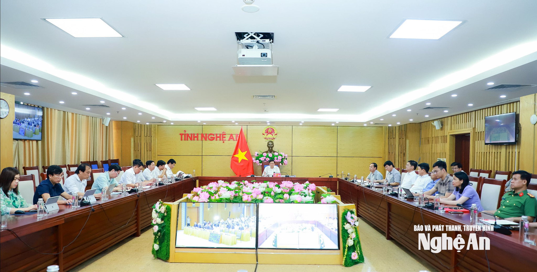 Thủ tướng kết nối trực tuyến với lãnh đạo xã ở Nghệ An nghe đề xuất giải pháp phát triển vùng dân tộc thiểu số, miền núi