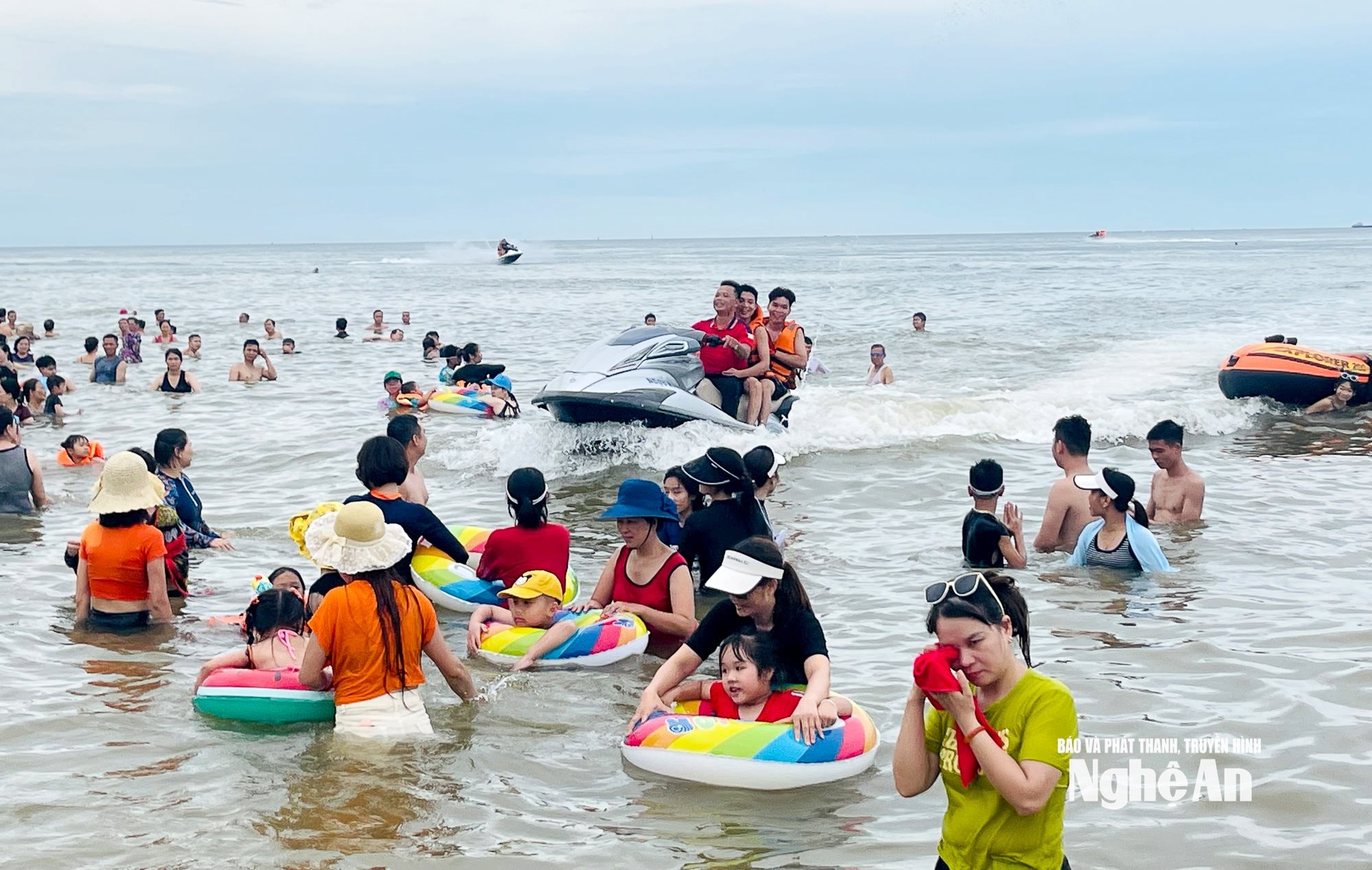 Mô tô nước chạy vào khu vực đông người tắm biển
