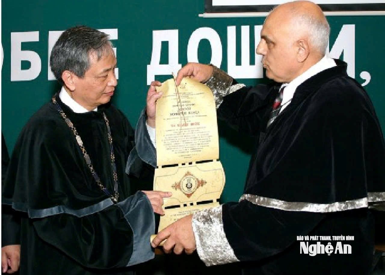 Nhận bằng Tiến sỹ danh dự của Đại học Công nghiệp thực phẩm Plovdiv Bulgari.