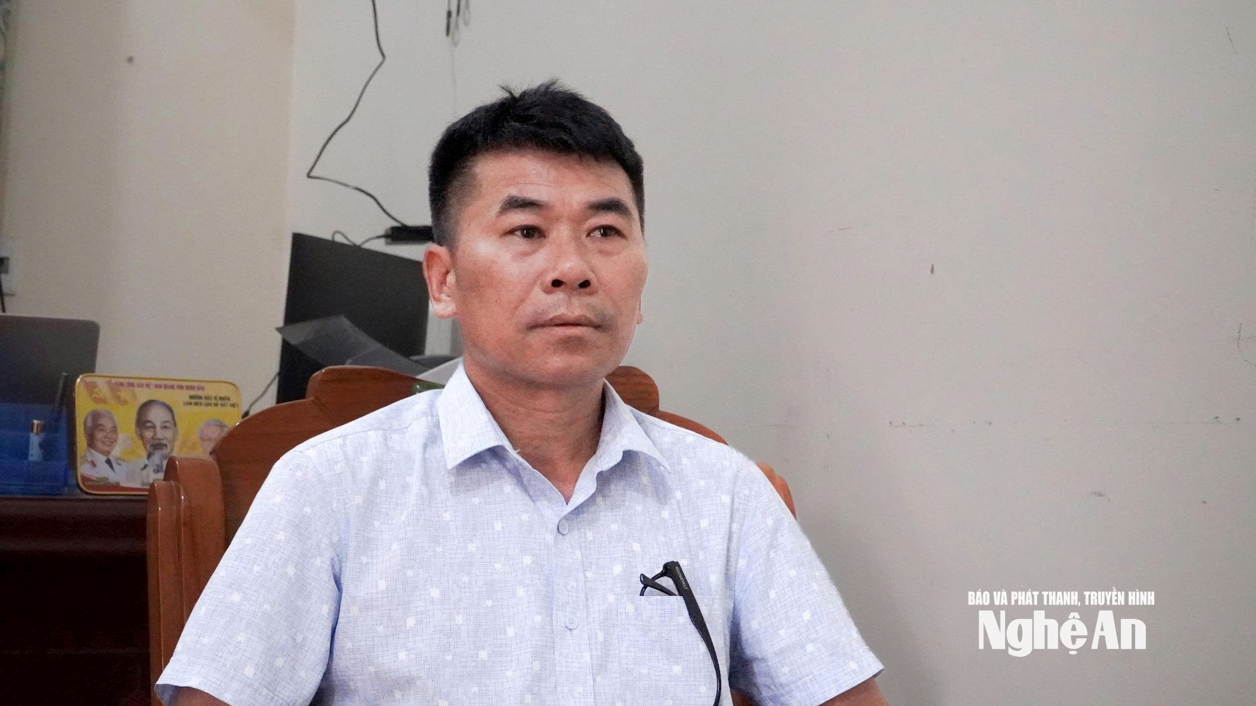 Ông Đinh Xuân Lãm - Phó Chủ tịch UBND xã Tiên Đồng trao đổi với phóng viên Báo và phát thanh truyền hình Nghệ An. Ảnh: Võ Hải