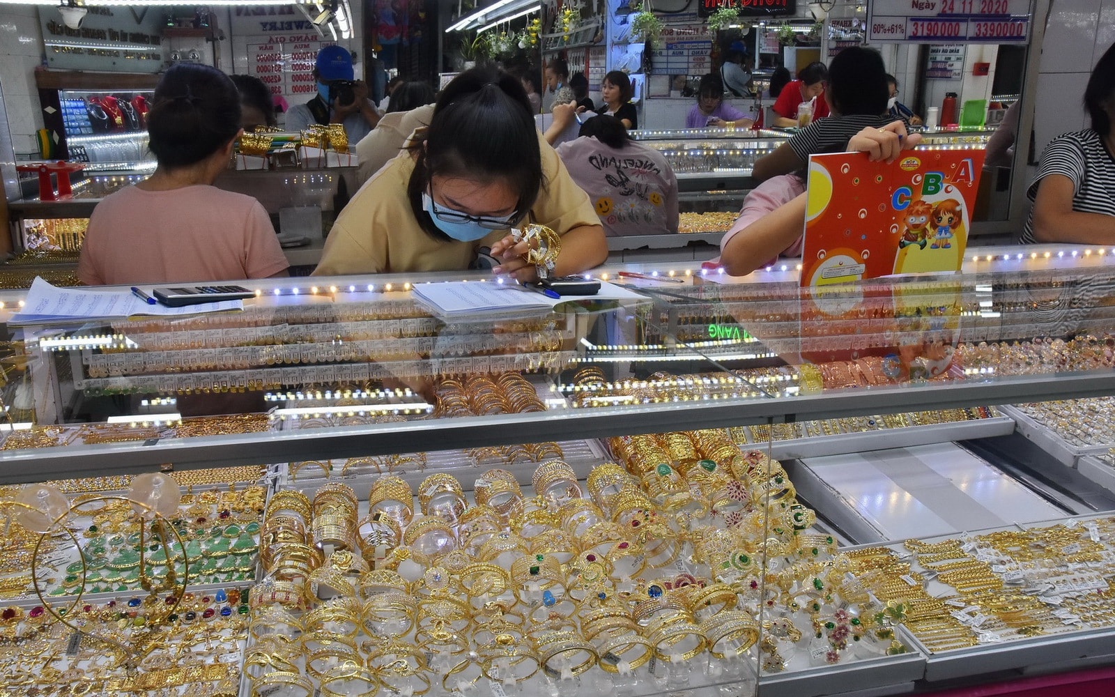 Giá vàng chiều nay 13/8: Giá vàng miếng và vàng thế giới tăng cao chót vót, vàng nhẫn ngược dòng giảm giá
