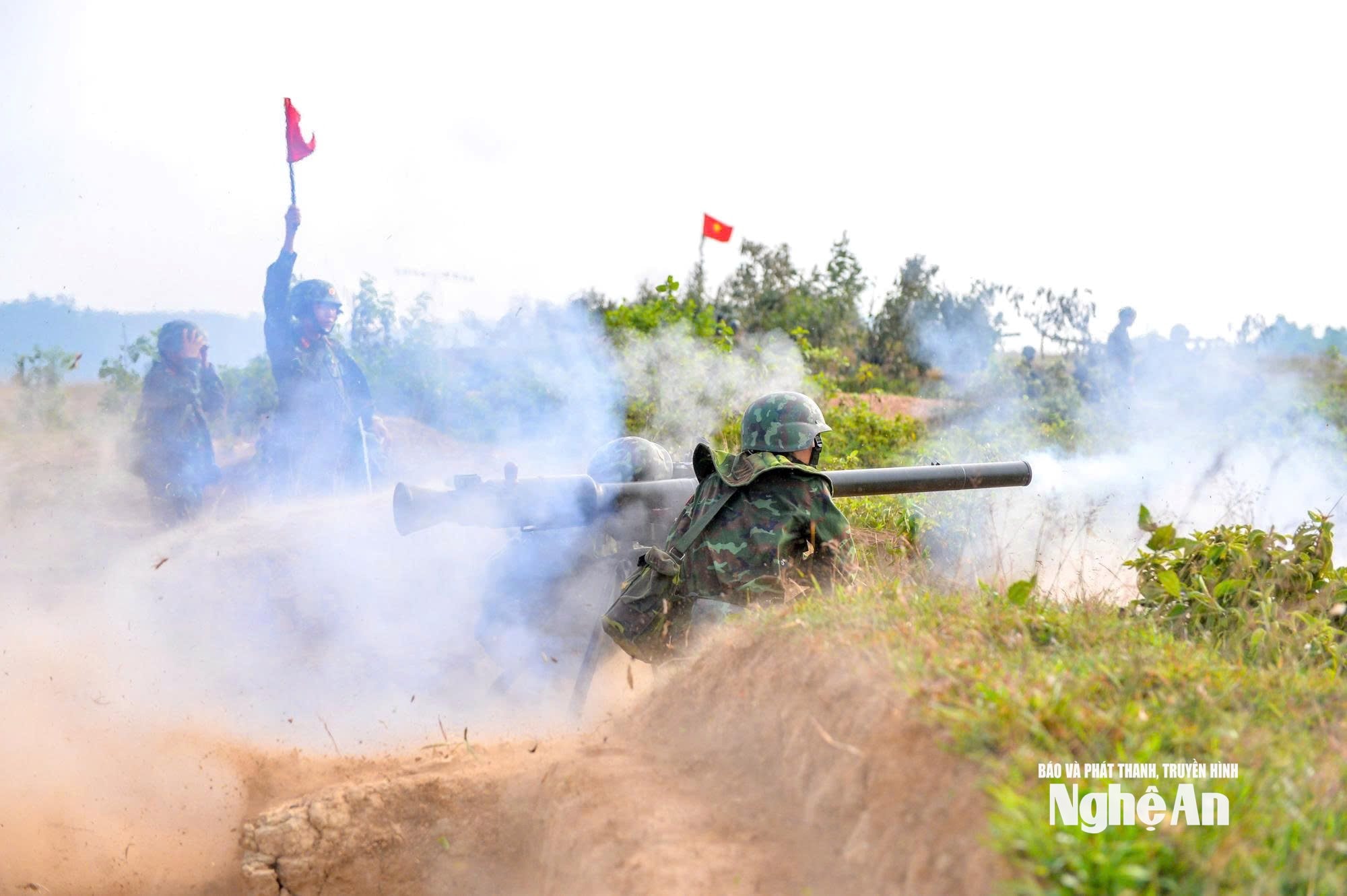 Khẩu đội DKZ nhả đạn tiêu diệt các mục tiêu giả định trong diễn tập