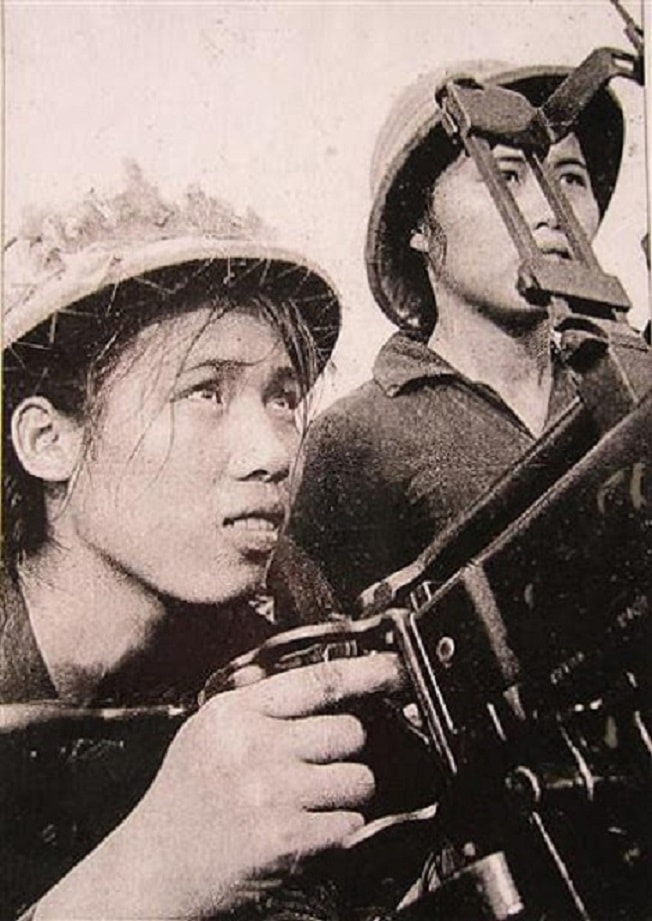 Ngày 25-7-1968, dân quân làng Đỏ Nguyễn Thị Dần đã trực tiếp bắn rơi 1 máy bay F4H tại khu vực ga Vinh