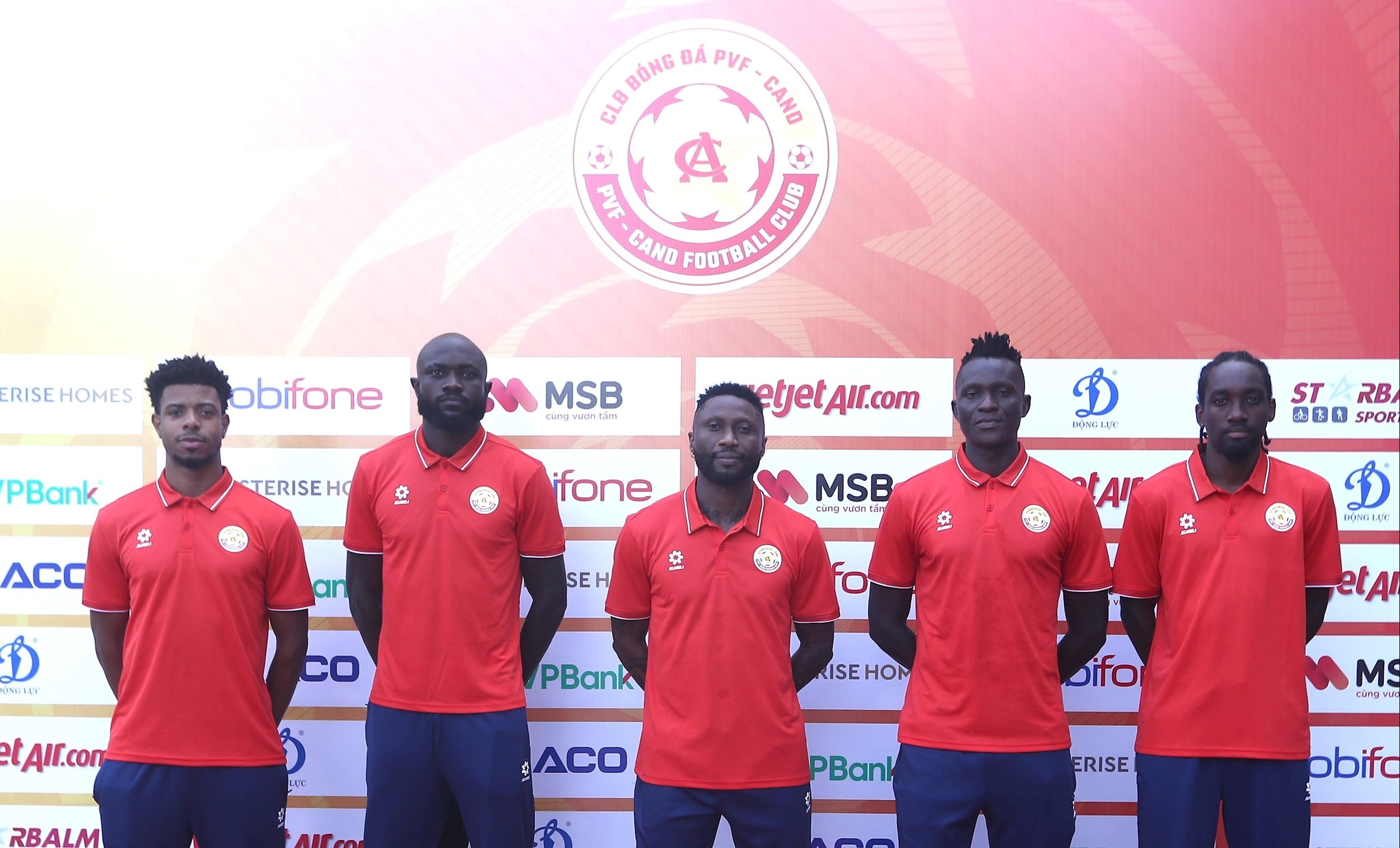 Samson (giữa) là niềm hy vọng của PVF-CAND.
