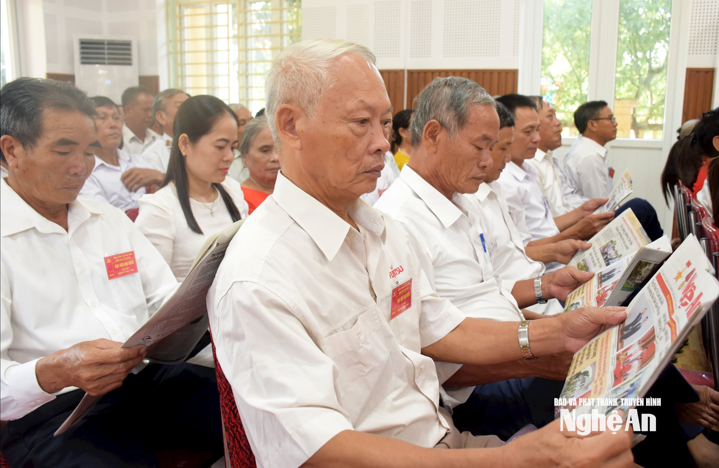  Các bạc đọc báo