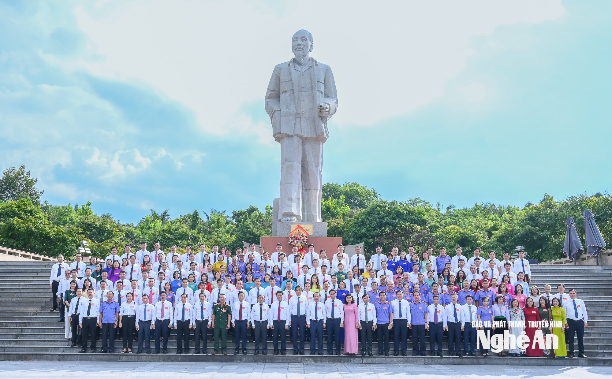 Đoàn đại biểu Đại hội Đảng bộ các cơ quan Đảng tỉnh dâng hoa tưởng niệm Chủ tịch Hồ Chí Minh