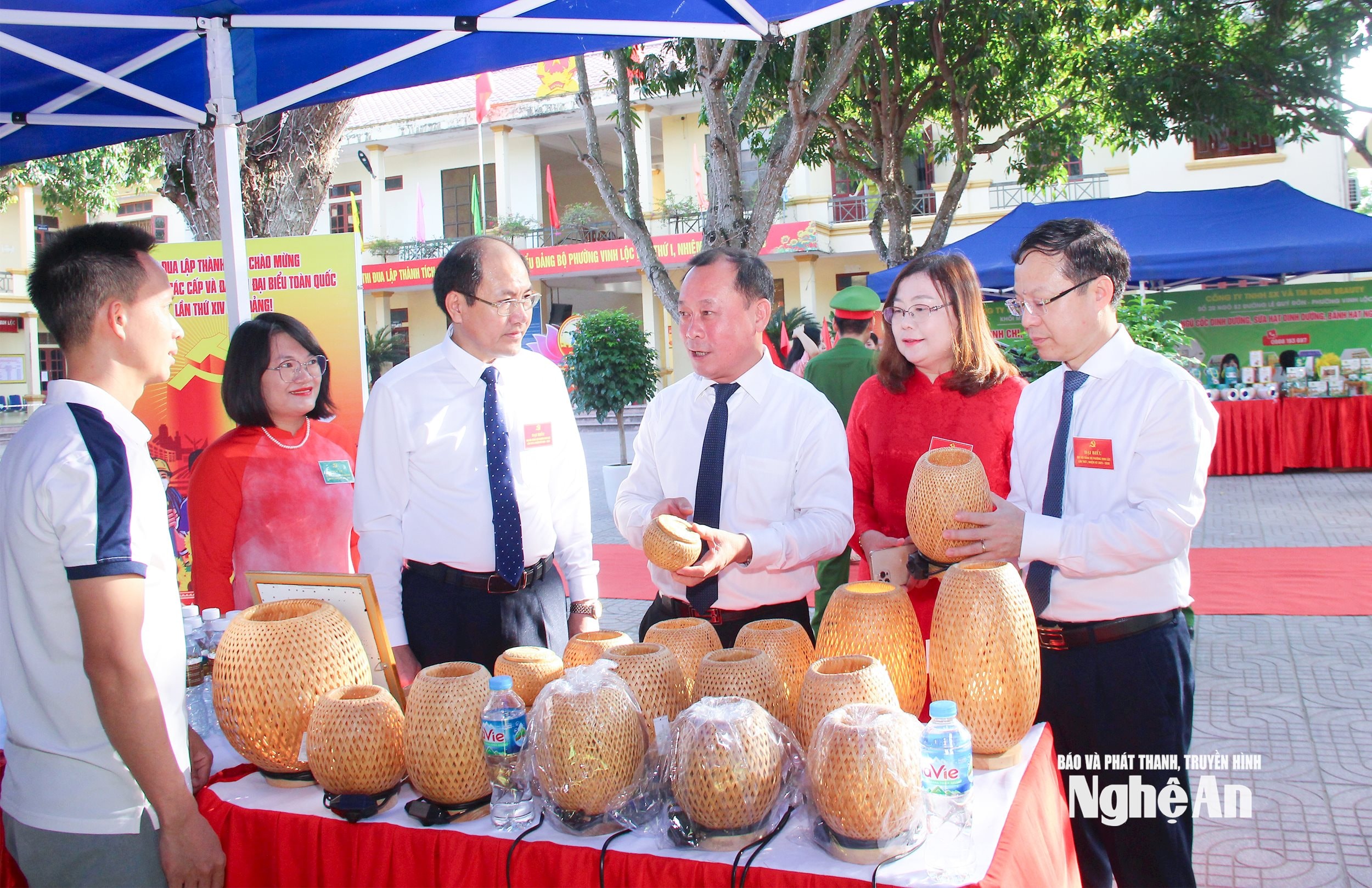 Các đại biểu tham quan gian hàng các sản phảm tiểu thủ công nghiệp của địa phương