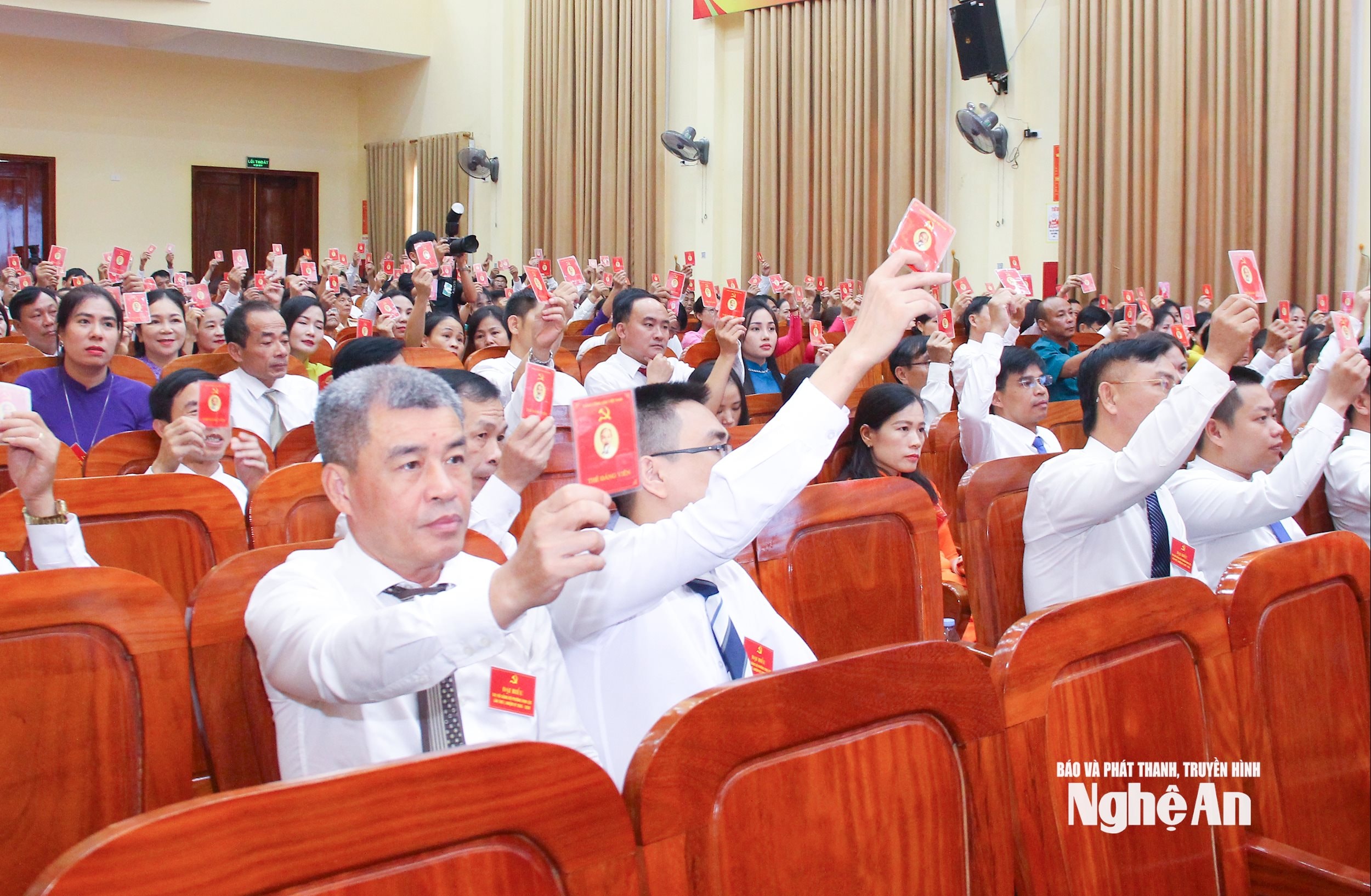  Các đảng viên biểu quyết thông qua Nghị quyết Đại hội. Ảnh Mai Hoa