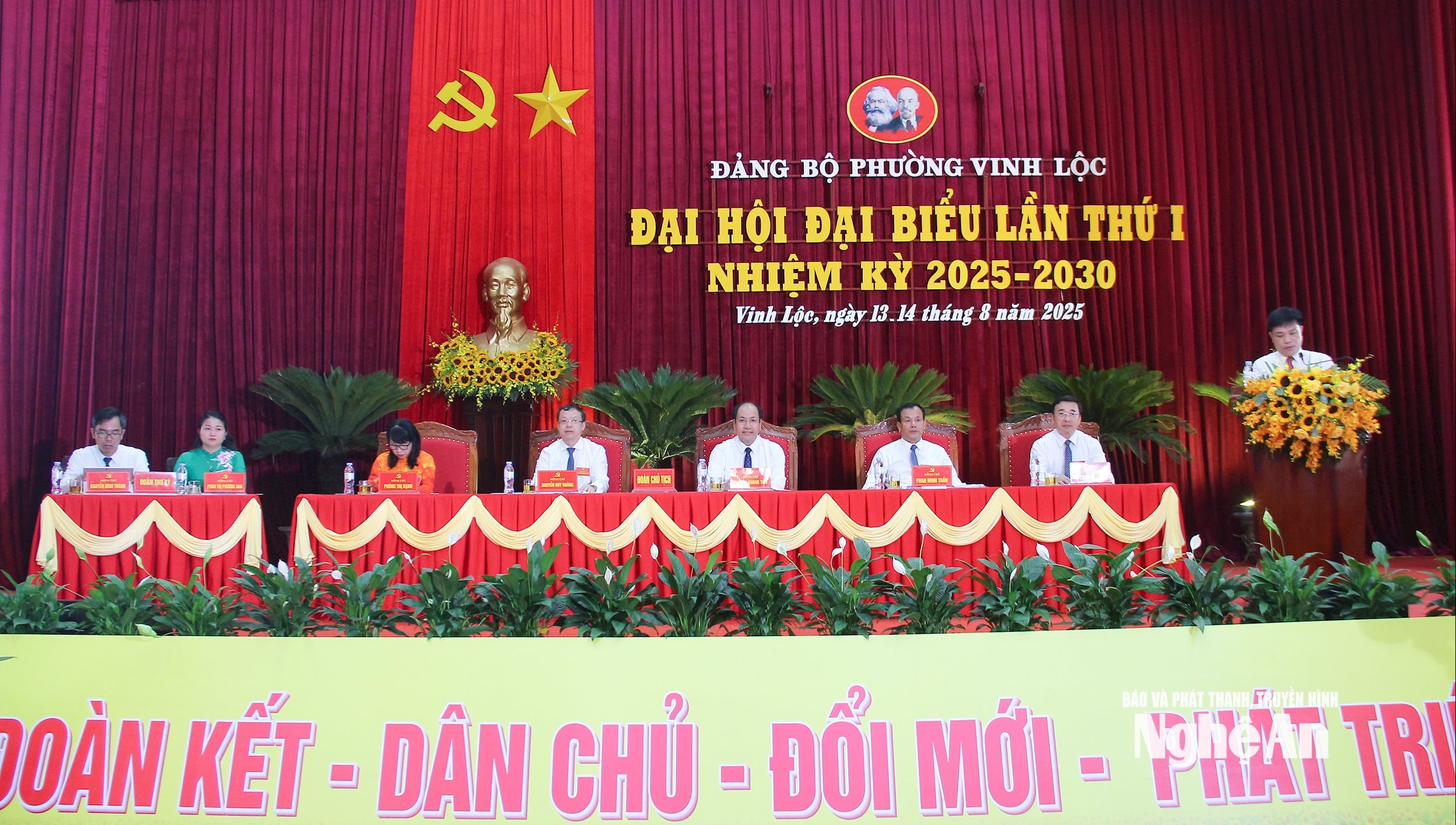 Đoàn Chủ tịch và Thư ký điều hành Đại hội. Ảnh Mai Hoa