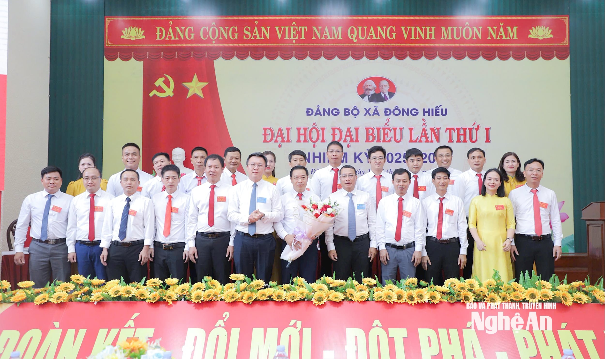  Tổ công tác của Ban Thường vụ Tỉnh uỷ tặng hoa Ban Chấp