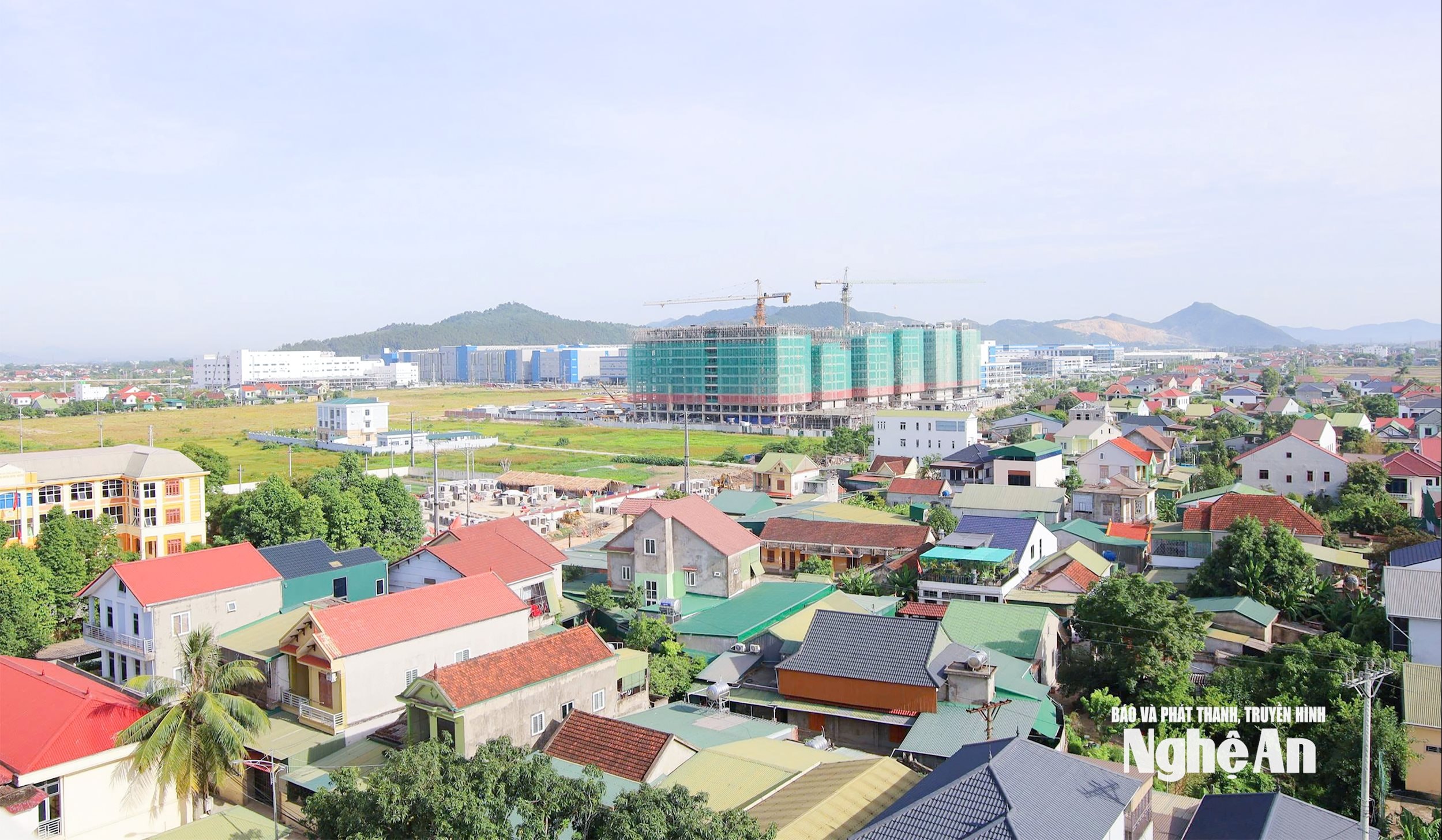  Xã Hưng Nguyên có Khu công nghiệp Vsip Nghệ An hoạt động đang mở ra nhiều cơ hội phát triển mới cho địa phương. Ảnh Đậu Kiều Hoa
