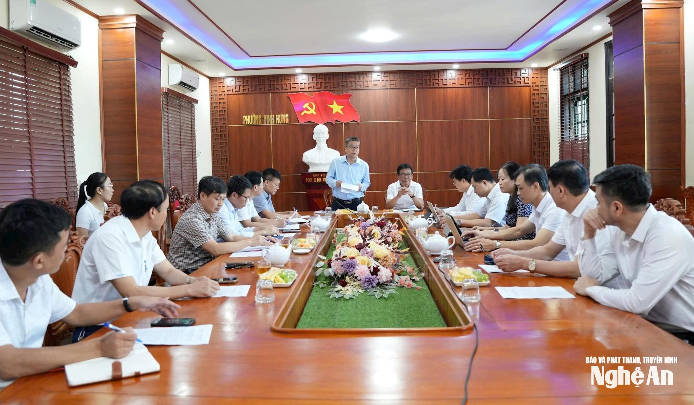 Đoàn công tác của Bộ Giáo dục và Đào tạo làm việc với chính quyền phường Vinh Hưng. Ảnh: Hồng