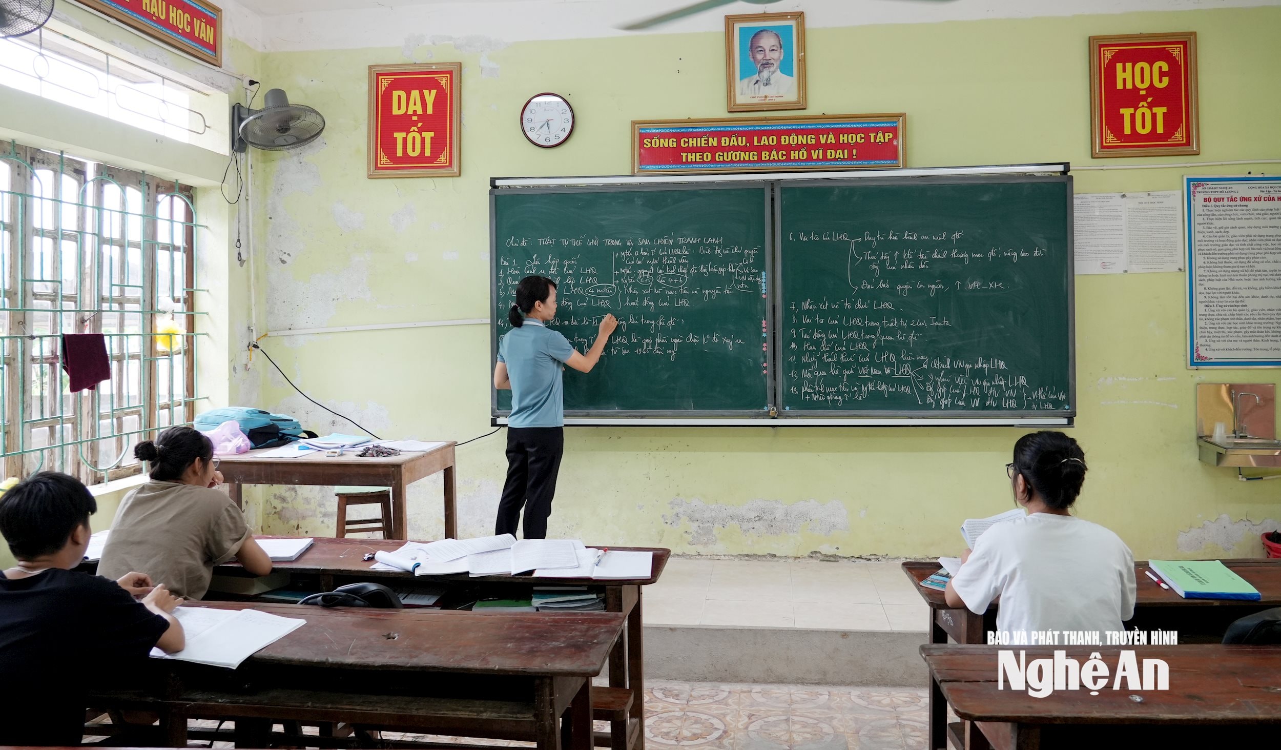 Giáo viên Trường THPT Đô Lương 2 bồi dưỡng học sinh giỏi cho học sinh lớp 12. Ảnh - Mỹ Hà