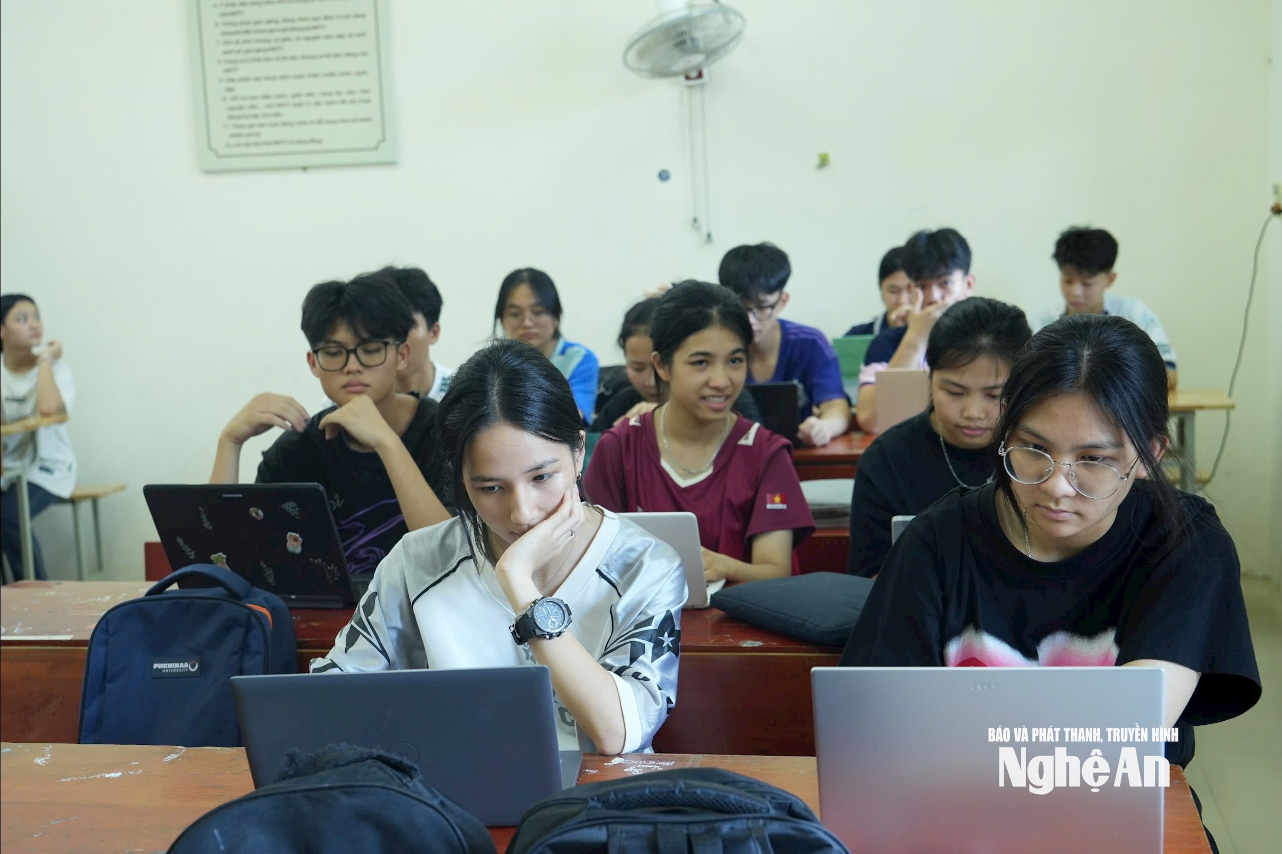 Học sinh Trường PT DTNT THPT số 2 tham gia buổi học thứ 2 ở nhà trường. Ảnh - Mỹ Hà