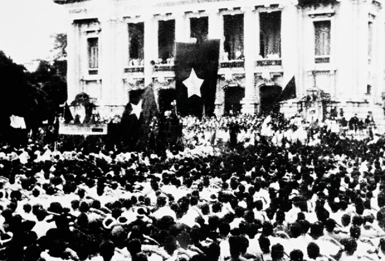 Cuộc mít-tinh tại quảng trường Nhà hát Lớn ngày 19/8/1945. Ảnh tư liêu