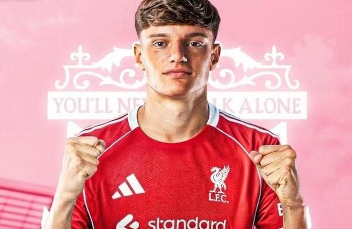 Leoni gia nhập Liverpool.