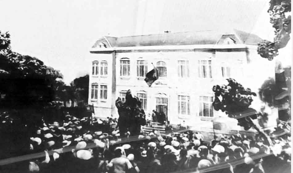 nhan-dan-tham-gia-khoi-nghia-gianh-chinh-quyen-o-thanh-pho-vinh-thang-8.1945(1).jpg