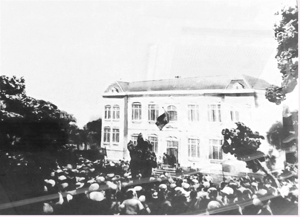 Nhân dân tham gia khởi nghĩa giành chính quyền ở thành phố Vinh tháng 8/1945. Ảnh tư liệu