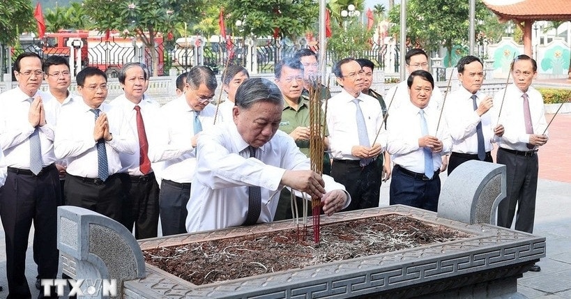 Tổng Bí thư dâng hương tại Khu tưởng niệm các tiền bối cách mạng tại Tuyên Quang Tổng Bí thư dâng hương tại Khu tưởng niệm các tiền bối cách mạng tại Tuyên Quang