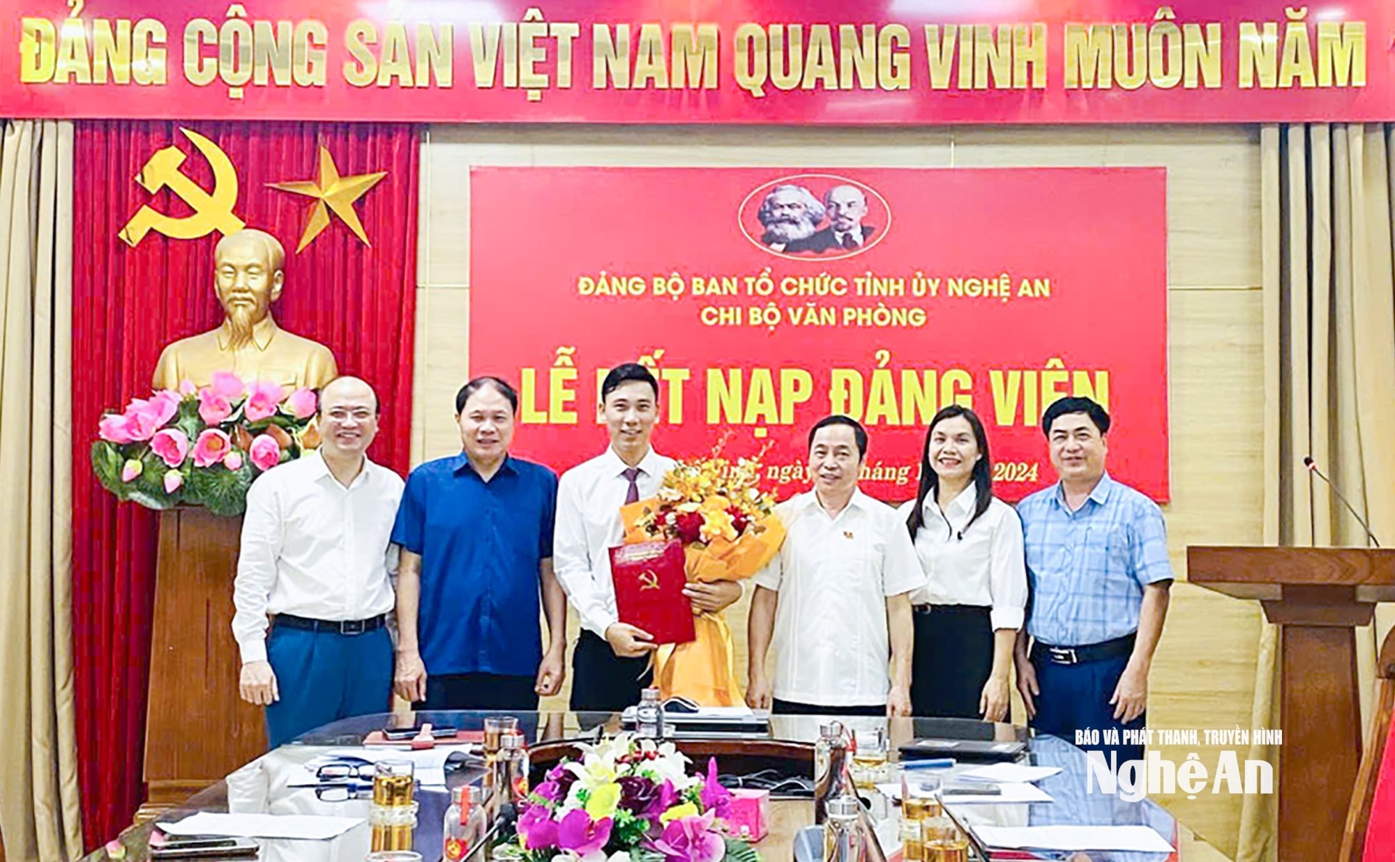 Lãnh đạo Ban Tổ chức Tỉnh uỷ trao quyết định kết nạp đảng viên cho đảng viên trong Chi bộ Văn phòng. Ảnh: CSCC