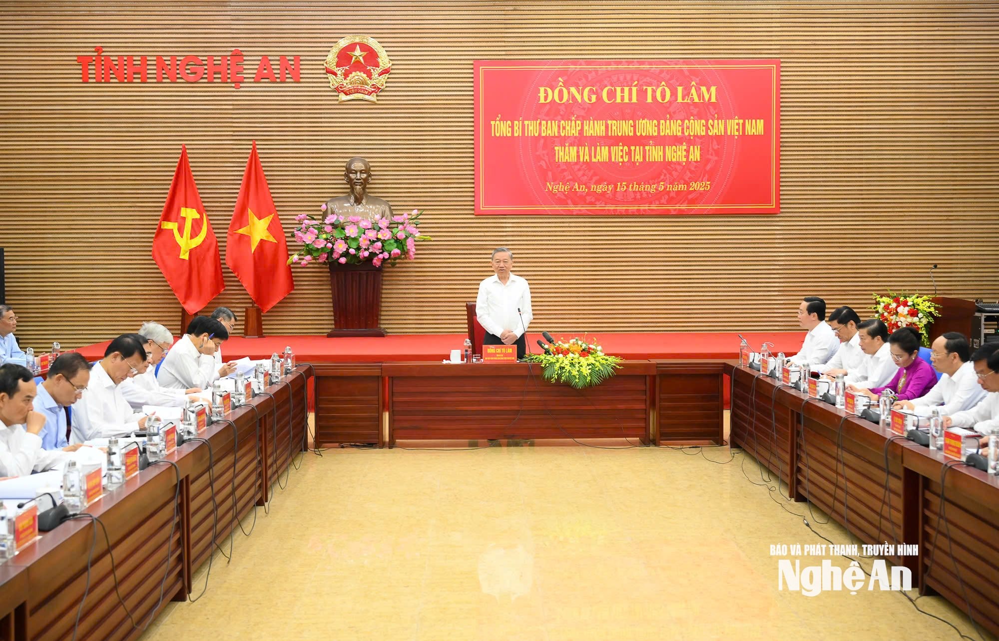 Tổng Bí thư Tô Lâm làm việc với Ban Thường vụ Tỉnh uỷ Nghệ An vào sáng 15-5 Ảnh Thành Cường