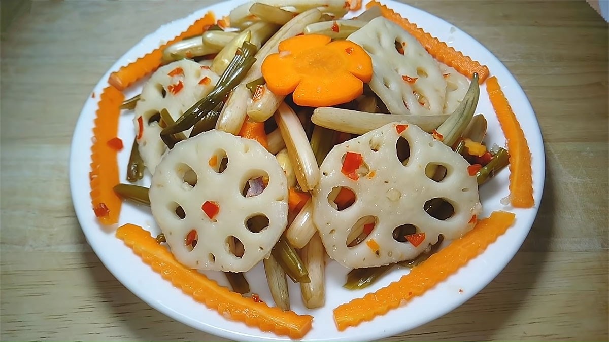 Cách làm củ sen xào chua cay giòn ngon, thanh mát cho ngày đầu thu