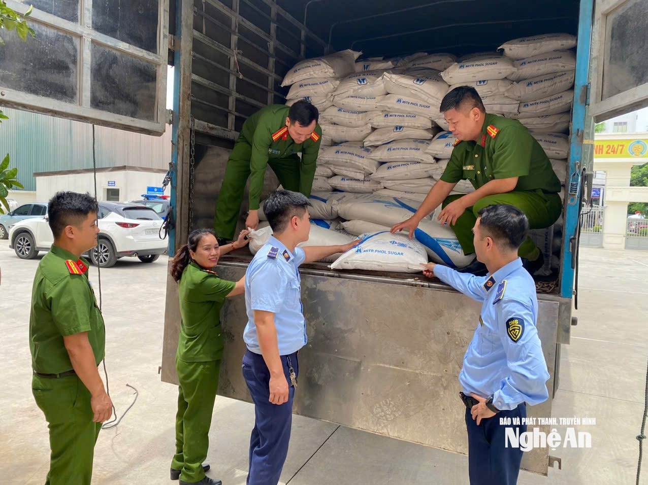 Đội QLTT số 11, Chi cục QLTT phối hợp với lực lượng chức năng phát hiện phương tiện vận chuyển hơn 3 tấn đường cát nhập lậu.