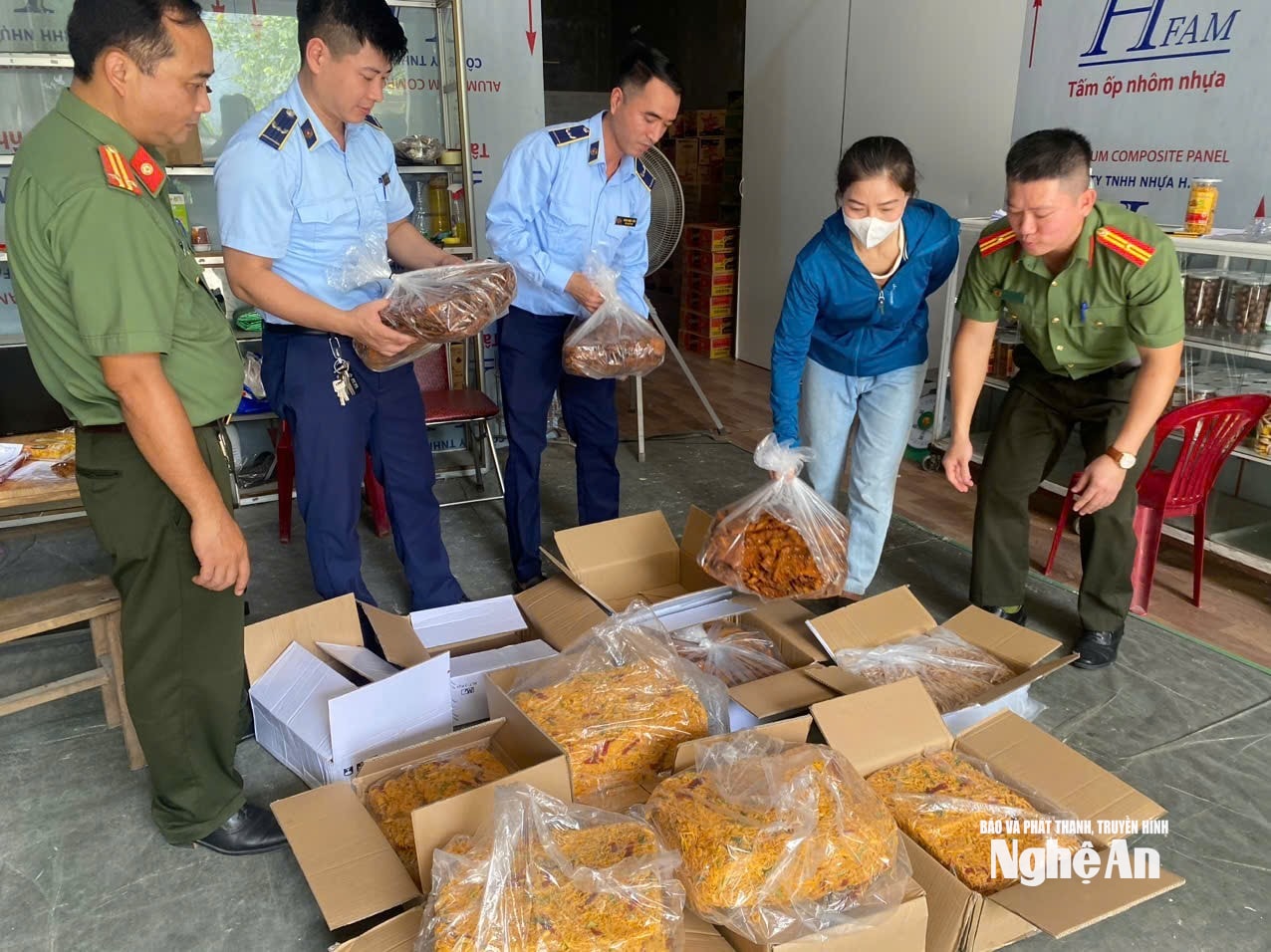 Đội QLTT số 11 phối hợp với lực lượng chức năng ohát hiện, xử lý 50 kg thực phẩm khô không rõ nguồn gốc xuất xứ