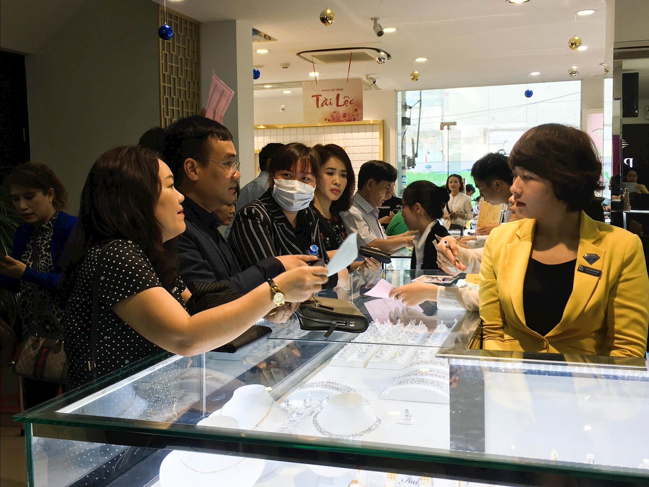 Giá vàng hôm nay 16/8: Giá vàng trong nước rớt khỏi đỉnh, thế giới chốt tuần giảm nhẹ