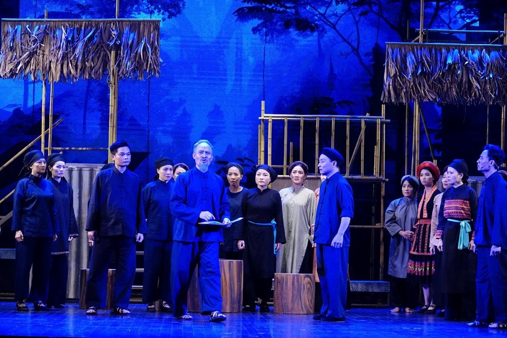NSND Triệu Trung Kiên cho biết, chỉ trong hơn 1 tháng gấp rút chuẩn bị, cả ê-kíp đã dồn toàn lực để kịp ra mắt đúng dịp kỷ niệm trọng đại. Ảnh: Tác giả c